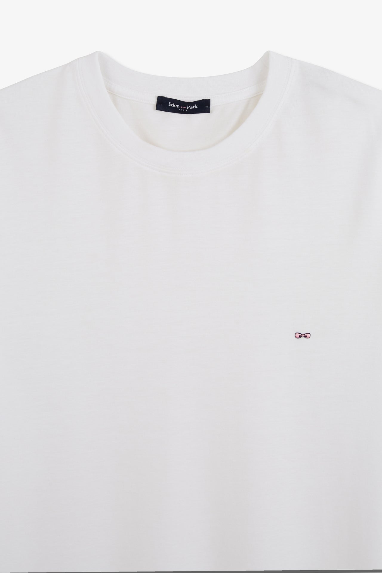Plain white short-sleeved T-shirt