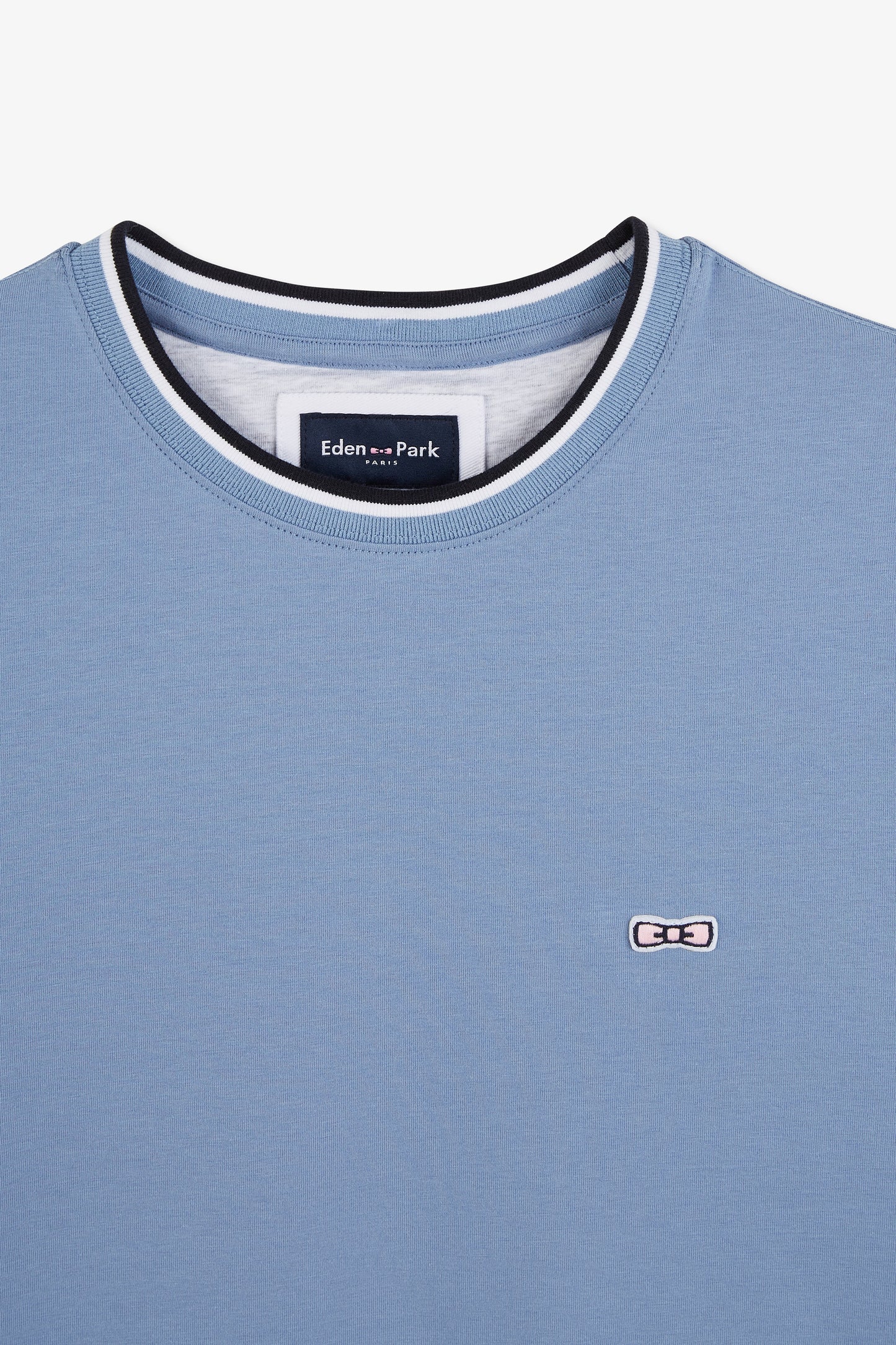 Plain blue short-sleeved T-shirt