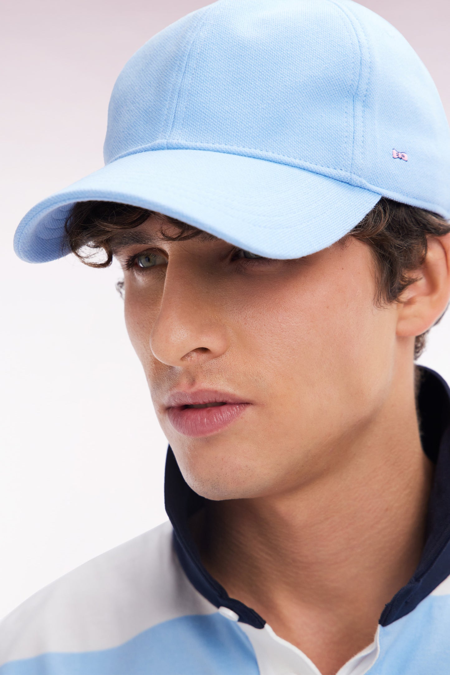 Sky blue cotton piqué cap with bow tie embroidery