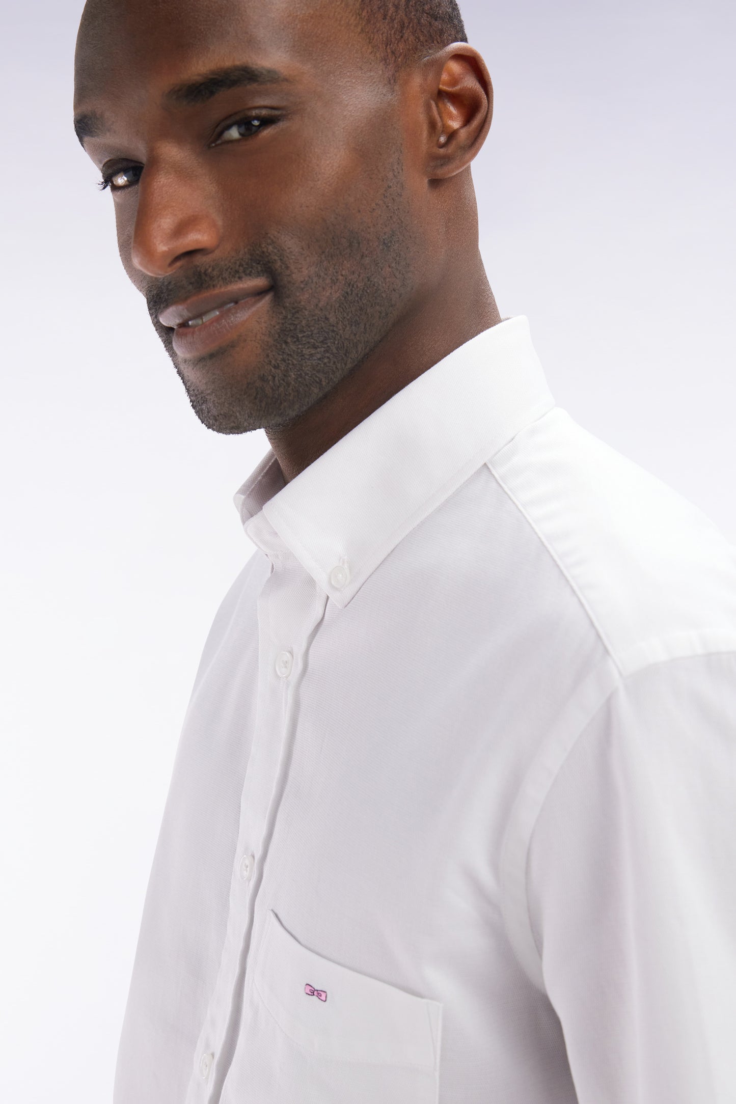 Straight white cotton short-sleeved shirt