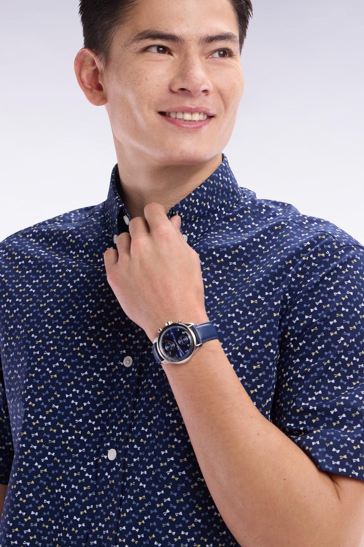 Straight short-sleeved dark grey shirt in cotton poplin with multicolored bow tie print