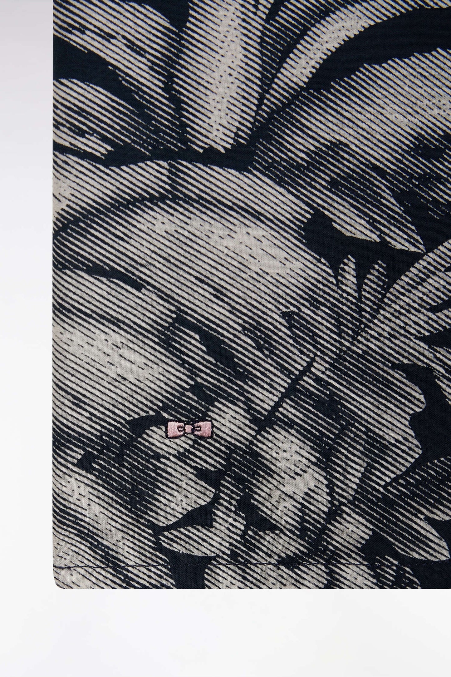 Slim fitted short-sleeved navy shirt in cotton with jungle print