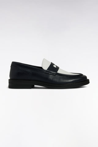Two-tone moccasins in navy blue and white grained leather
