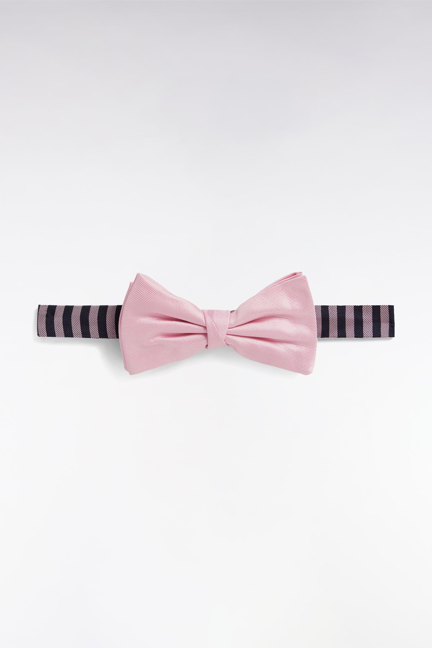 Noeud papillon en soie rose à collier rayé