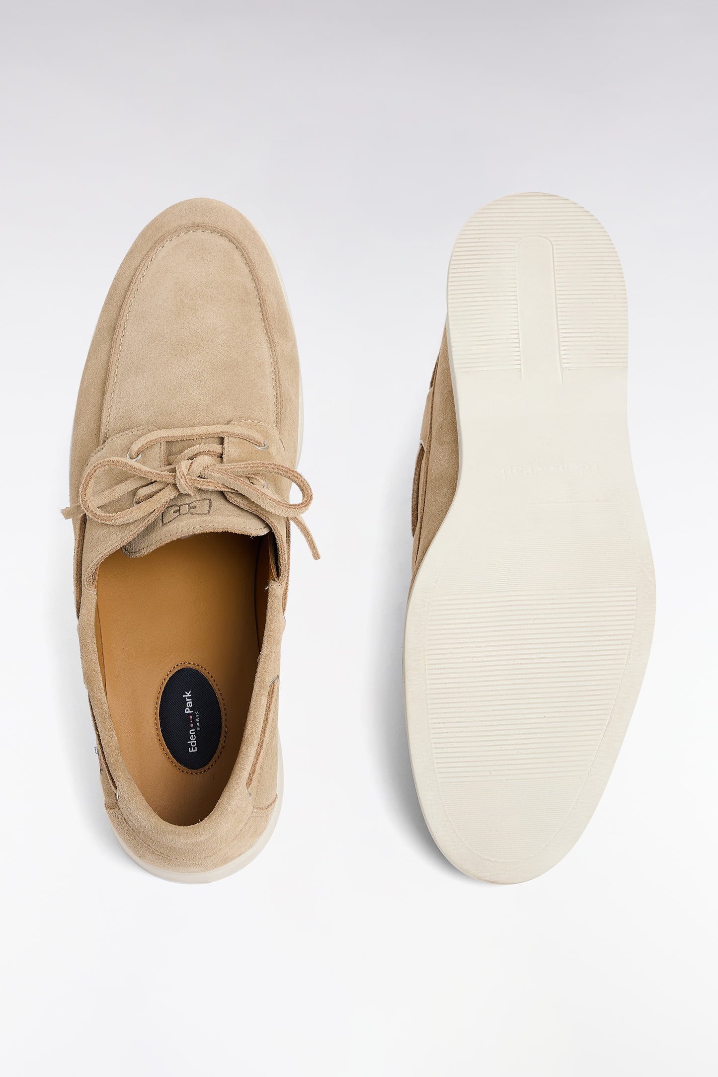 Chaussures bateau en cuir suédé beige