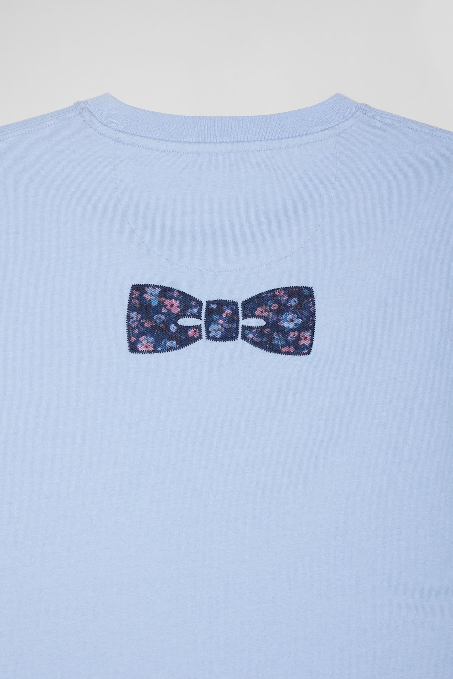 Regular sky blue short-sleeved cotton T-shirt with back patch