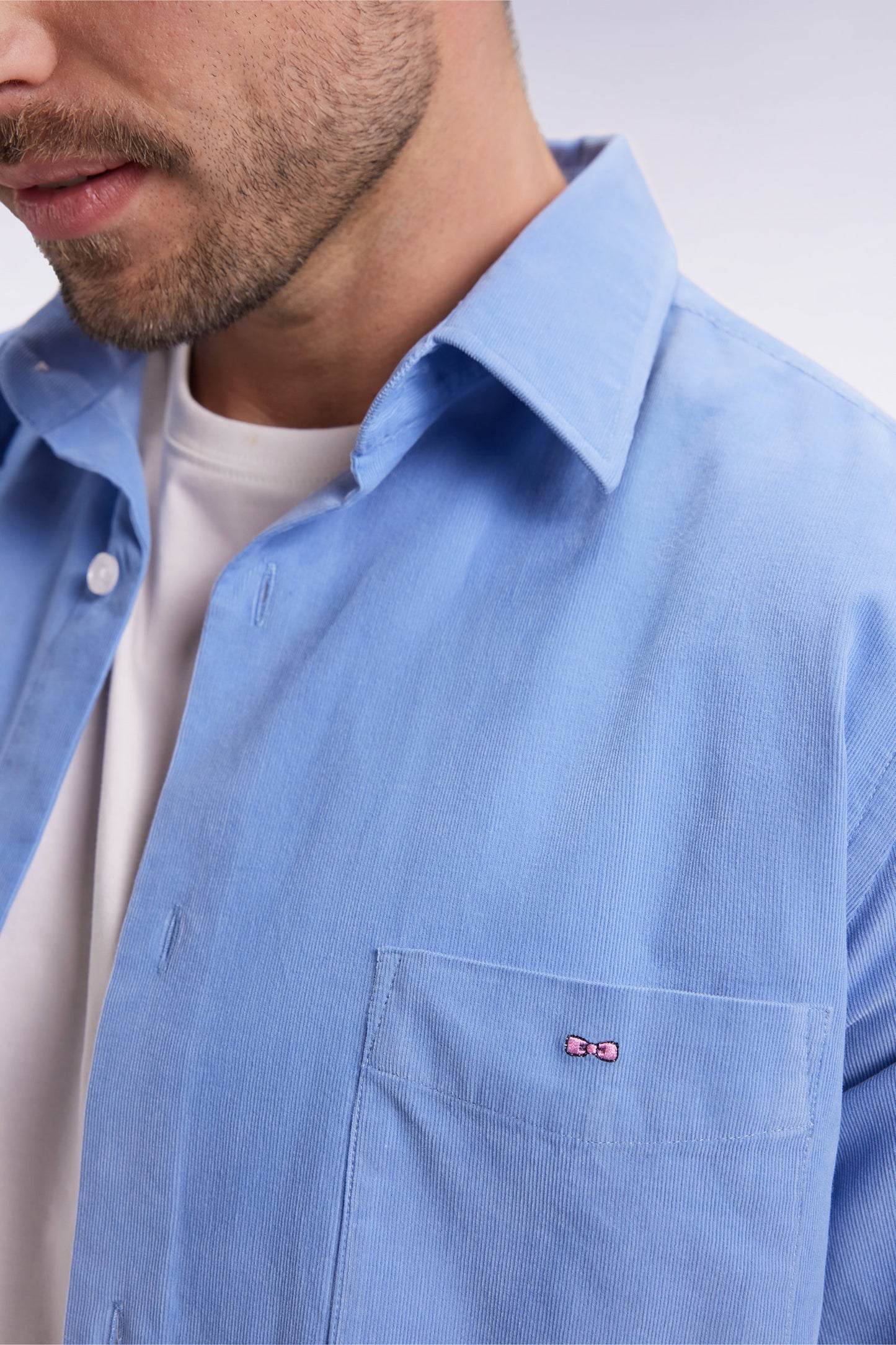 Chemise en velours ciel coupe droite