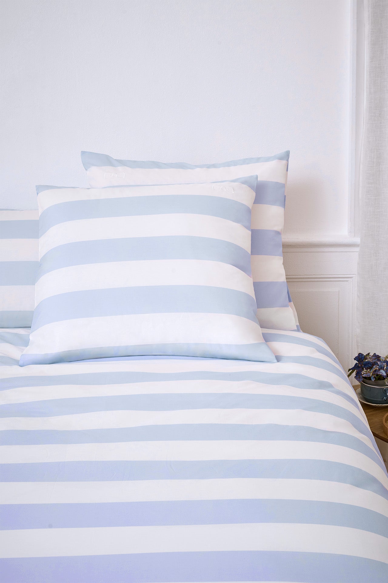 Set of square pillowcases in white cotton with blue stripes