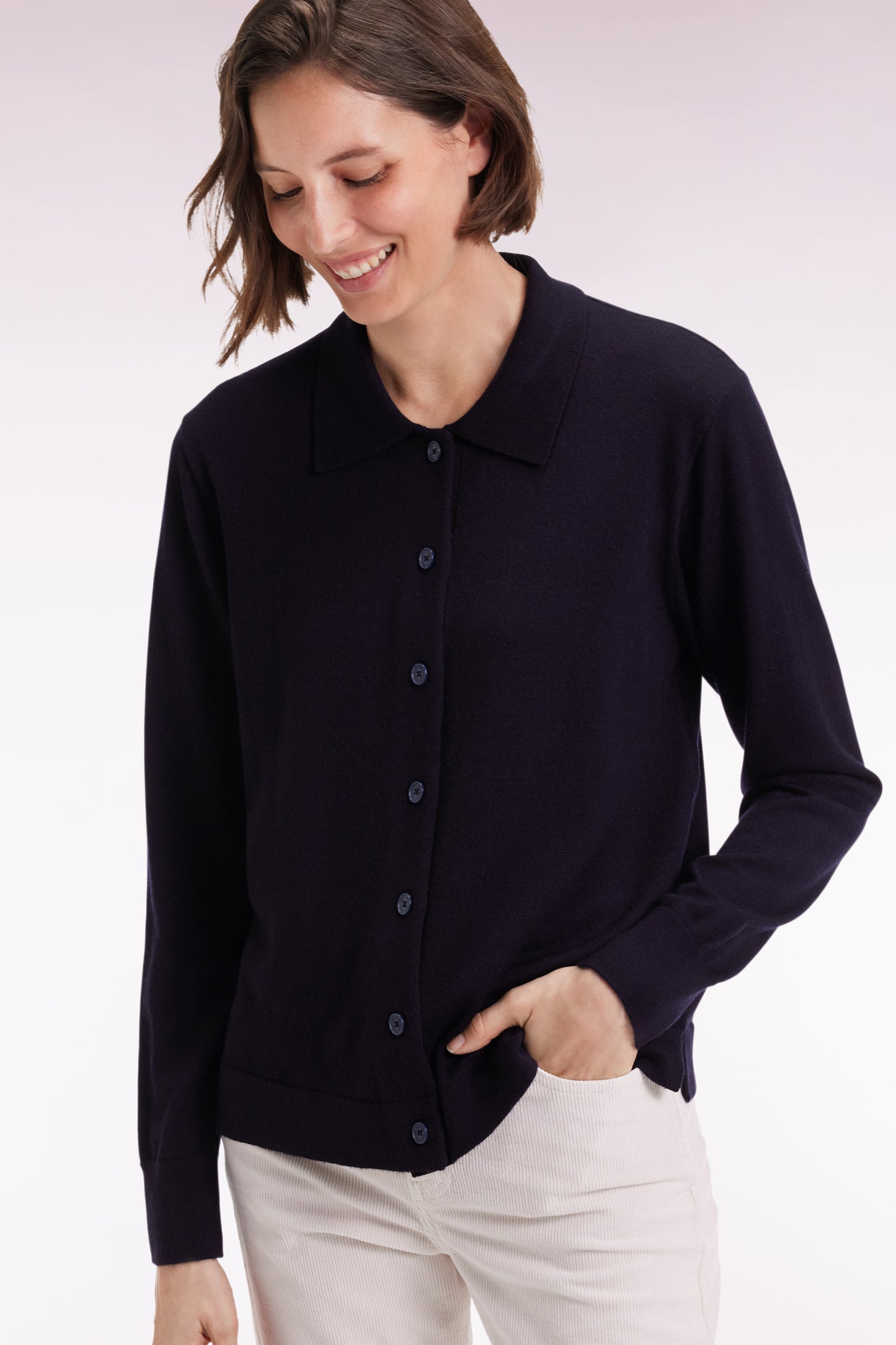 Cardigan à col classique en laine mérinos marine coupe droite