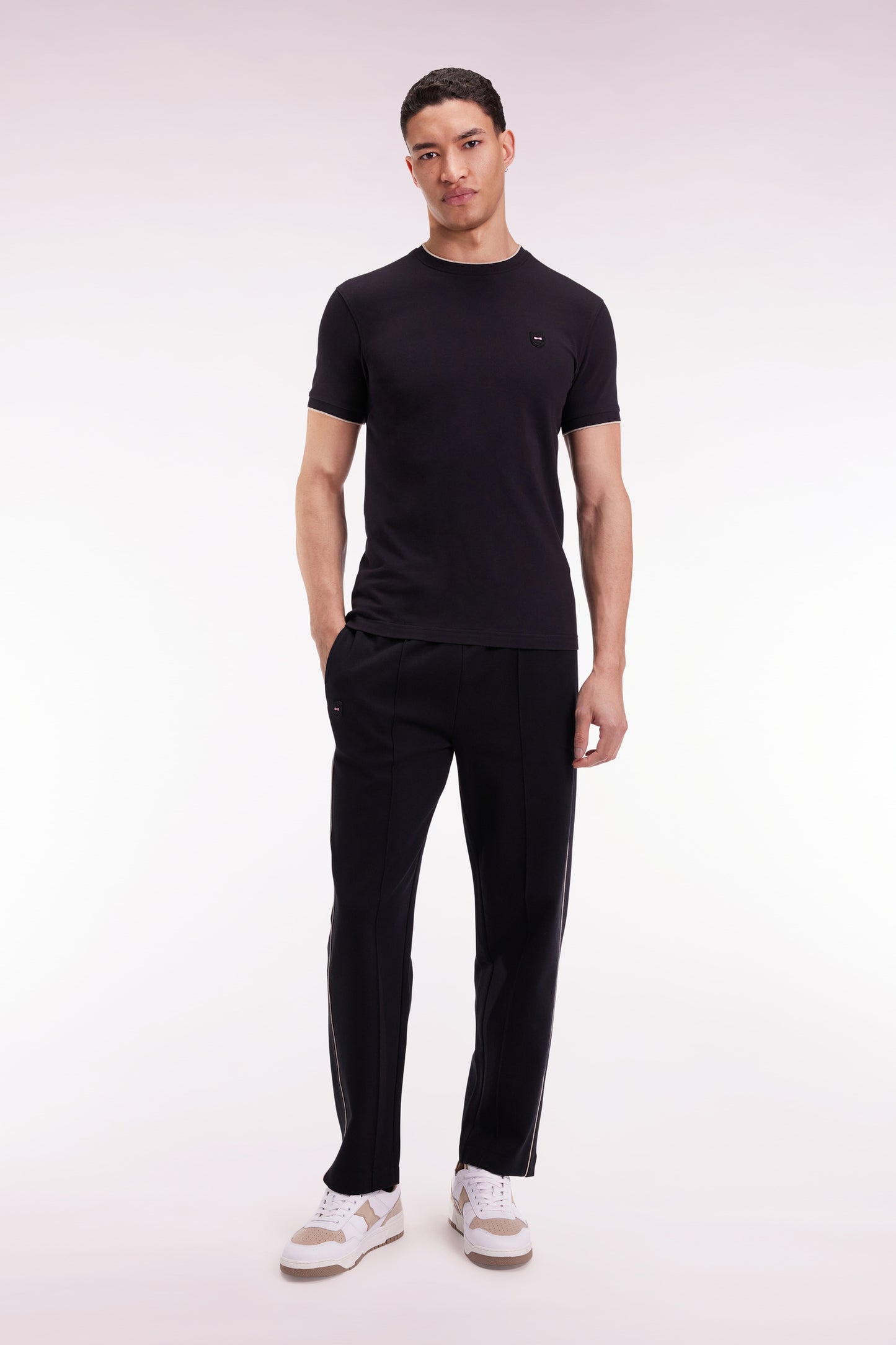 Black brushed fleece jogging suit with piping and front pleats, straight cut