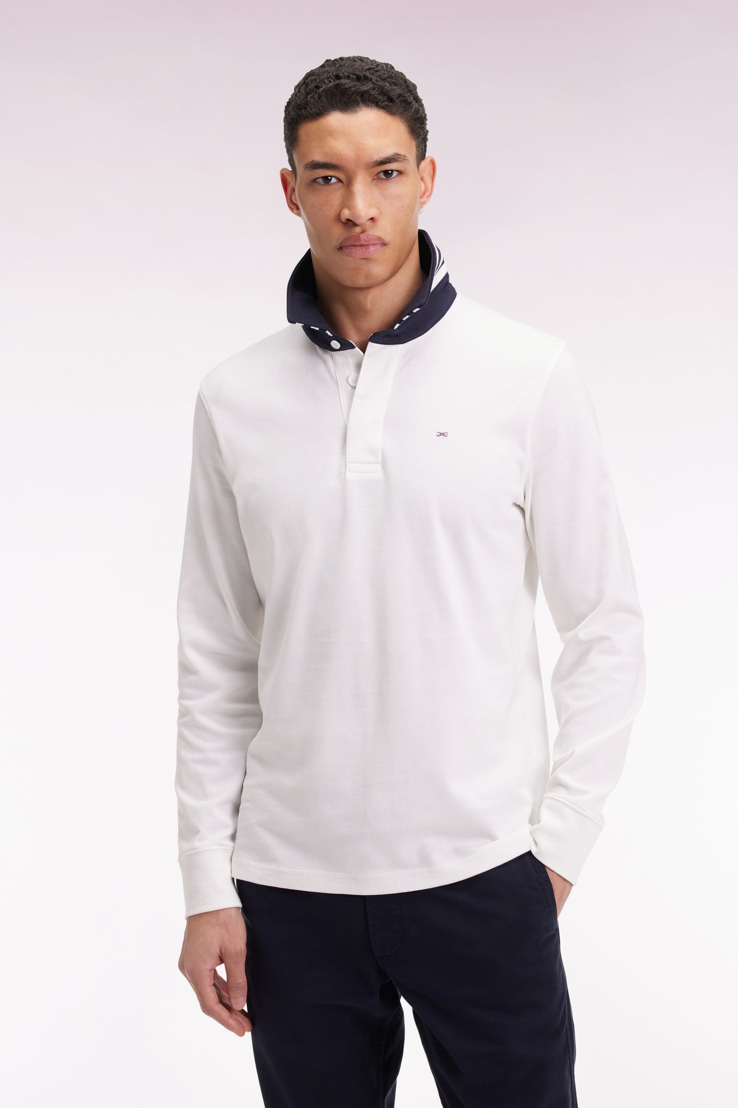 Long-sleeved white jersey jersey with striped under collar
