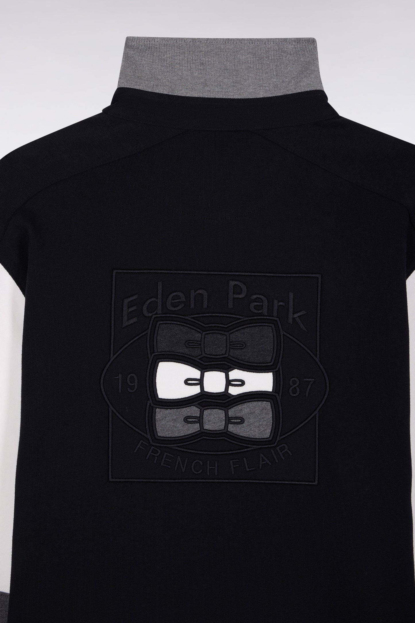 Long-sleeved jersey in thick black cotton jersey with embroidered straight cut