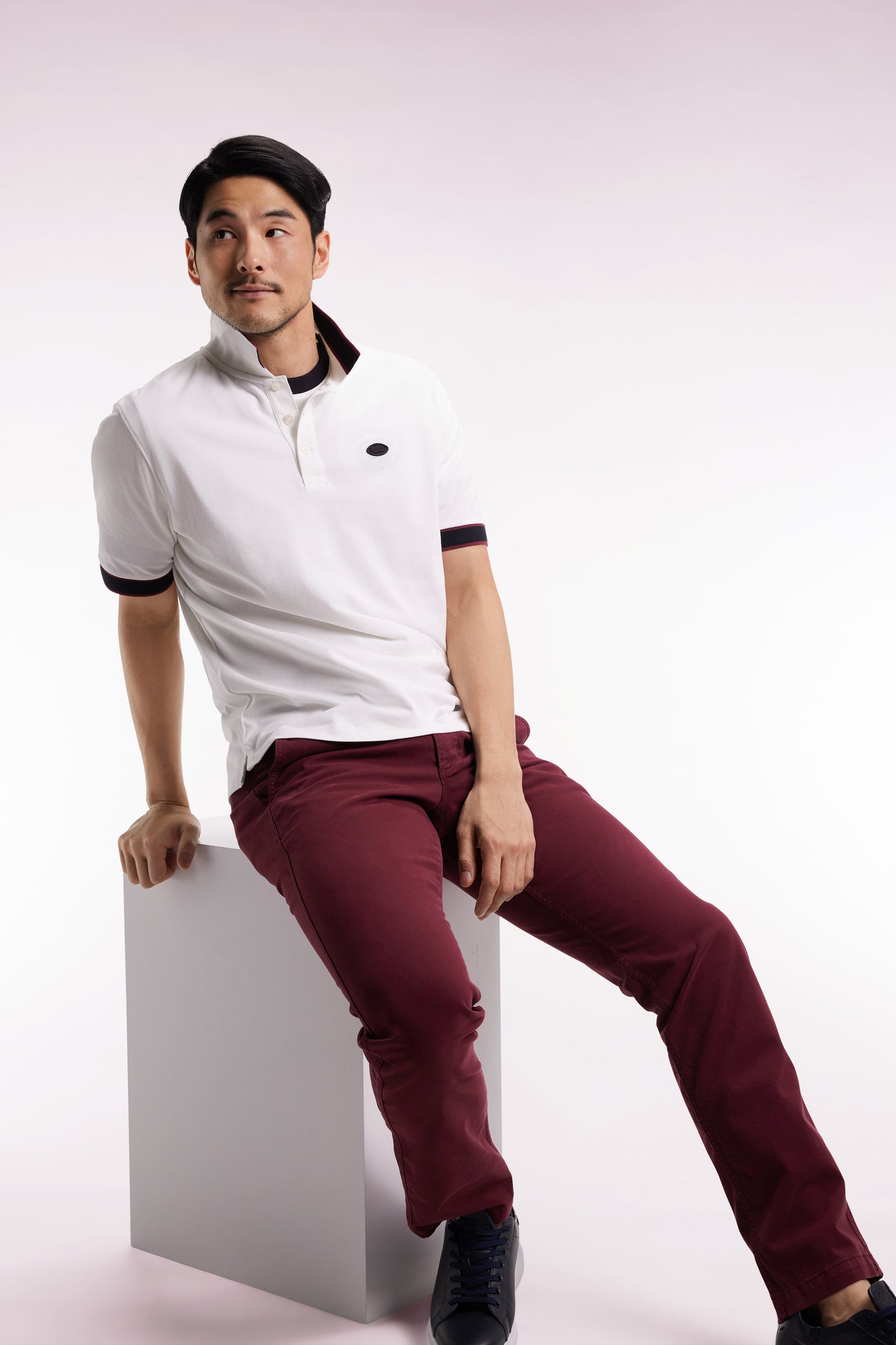 Short-sleeved white cotton polo shirt, loose fit