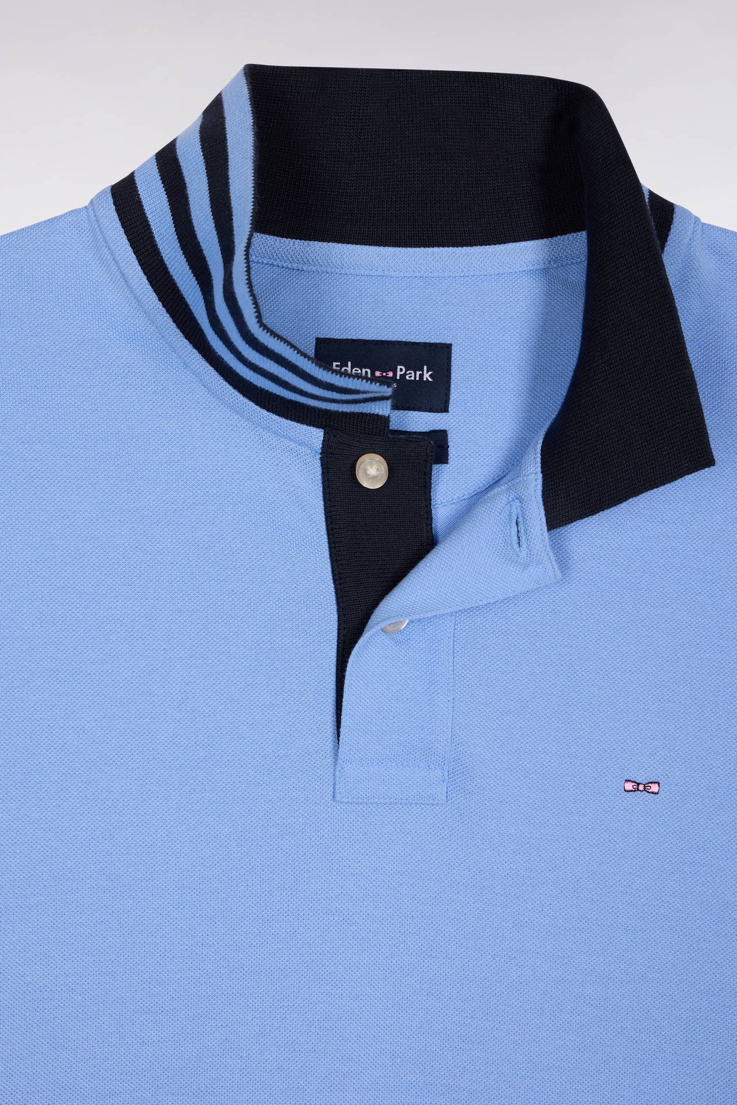 Long-sleeved polo shirt in sky cotton piqué with striped collar.