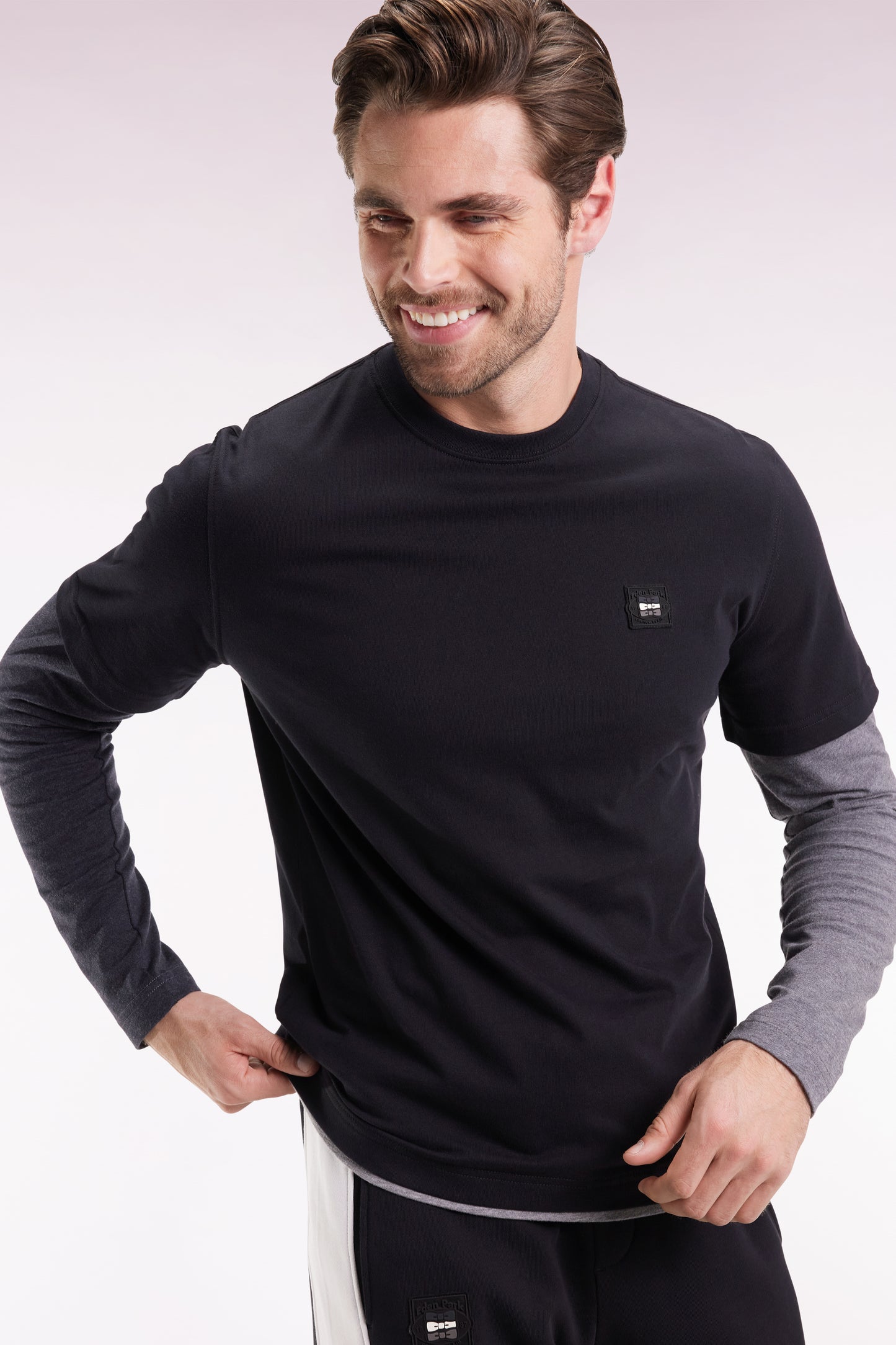 Long-sleeved black cotton T-shirt