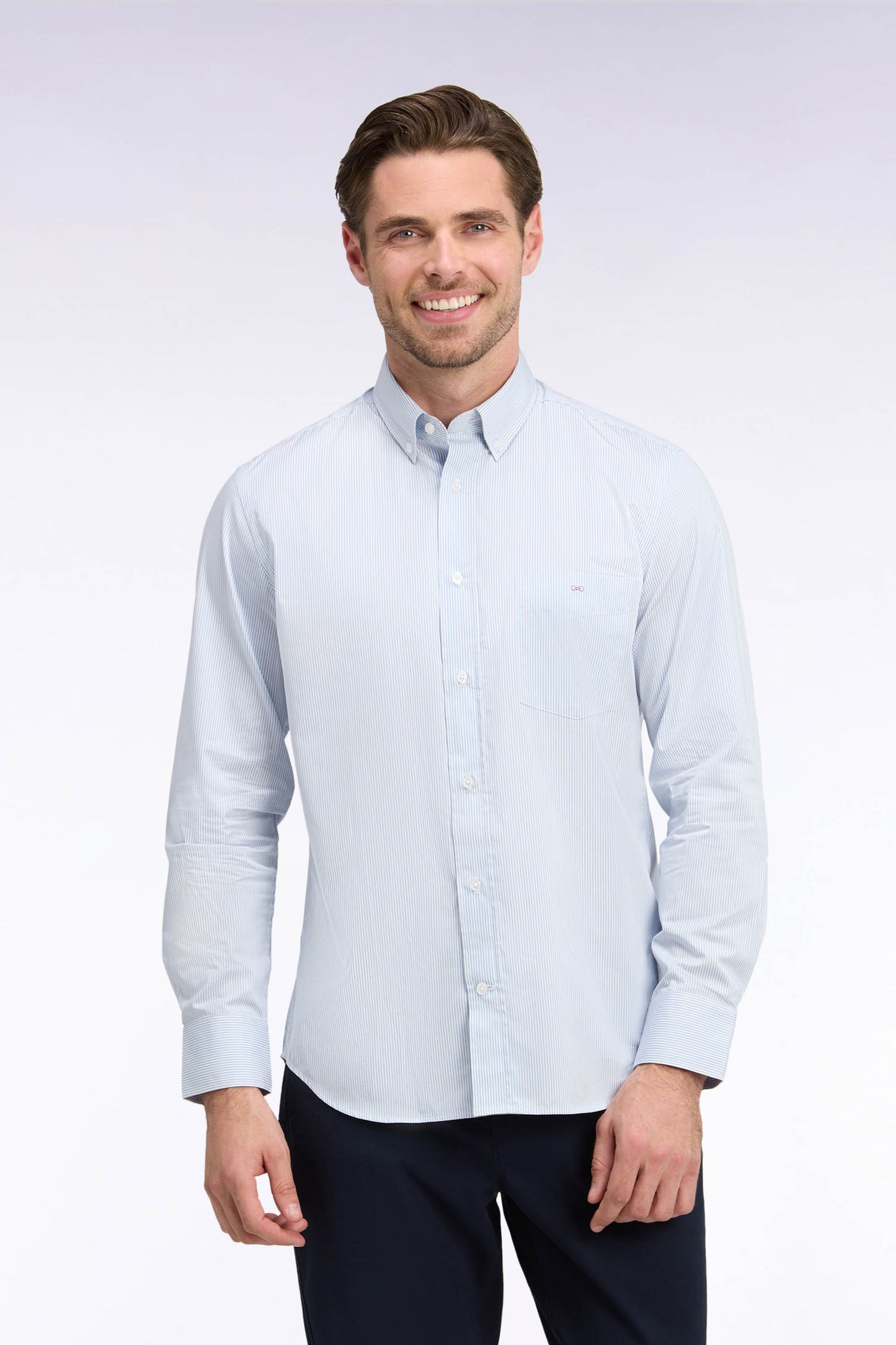 Chemise en coton blanc à fines rayures ciel coupe droite