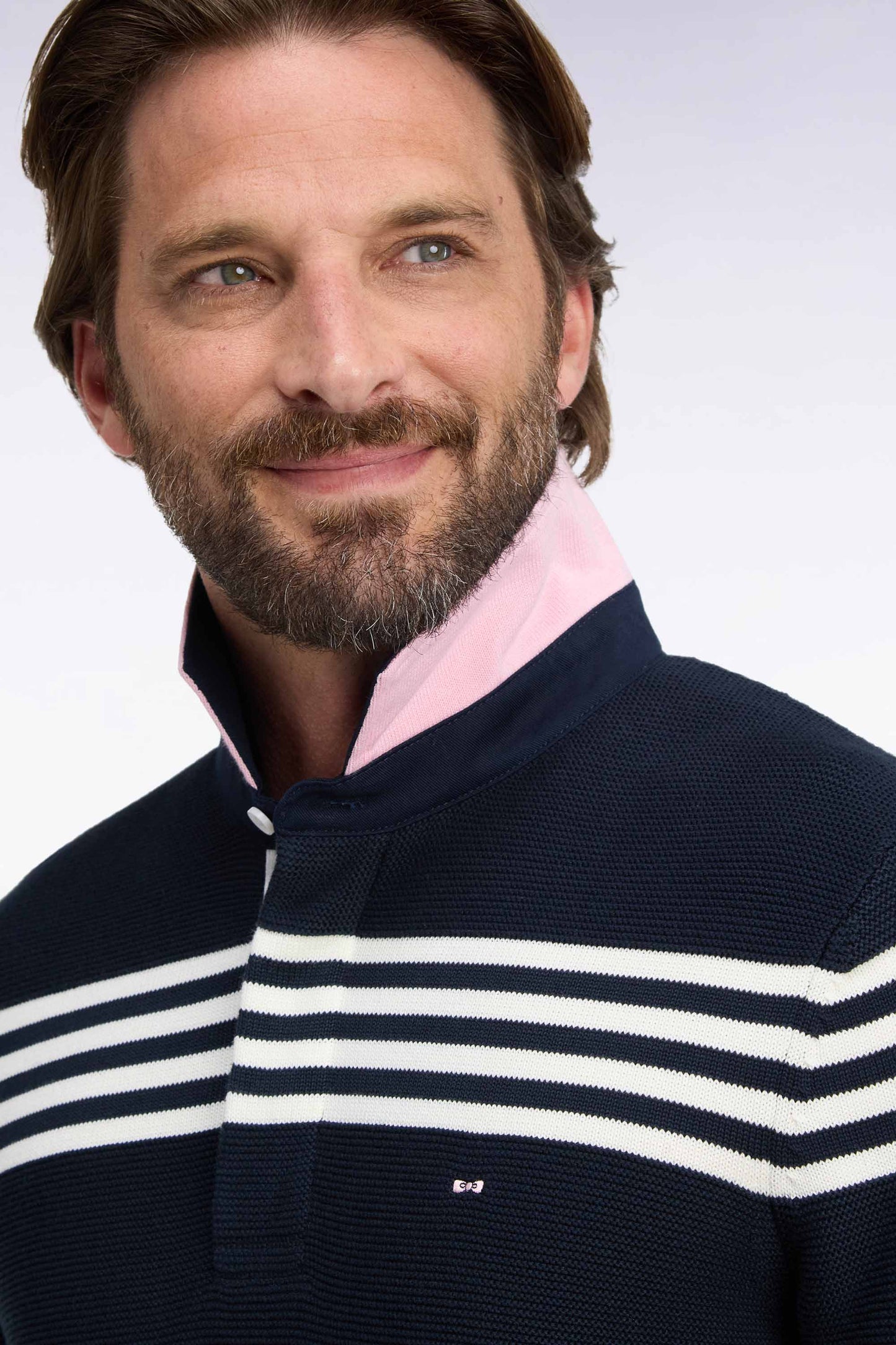 Pull à col maillot en coton écru et marine coupe droite