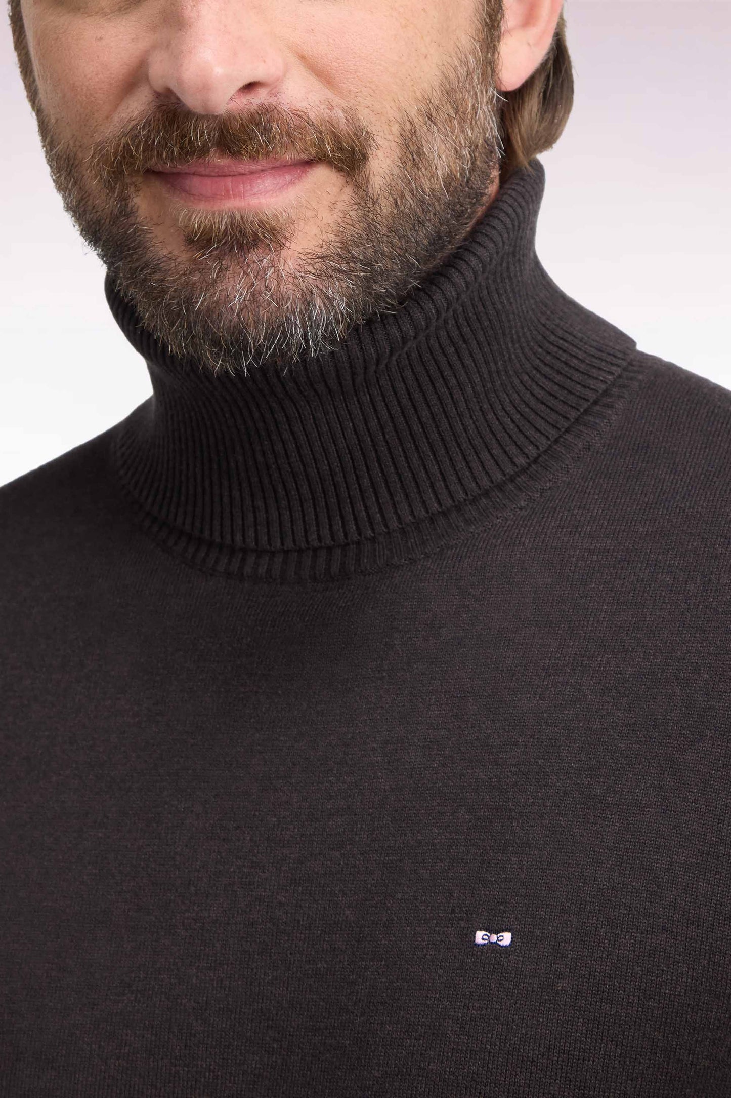 Pull à col roulé en coton et viscose marron coupe droite