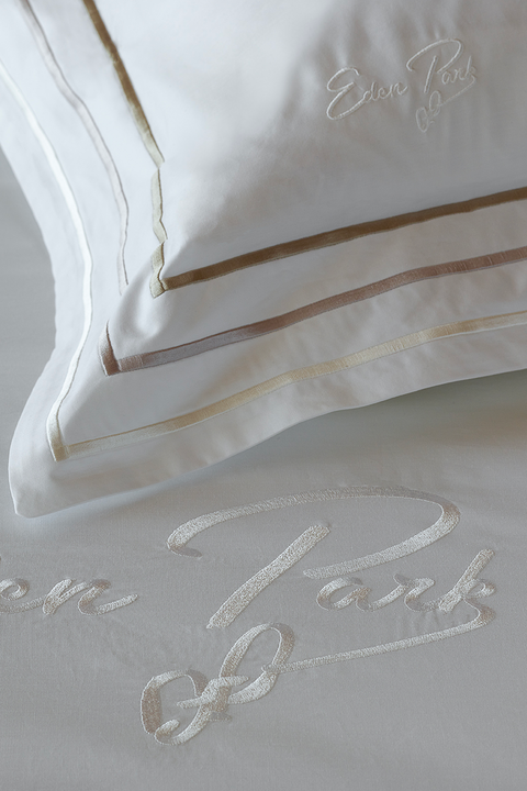 2 white and gold square pillowcases - Avec toi et les bleus - Image 1