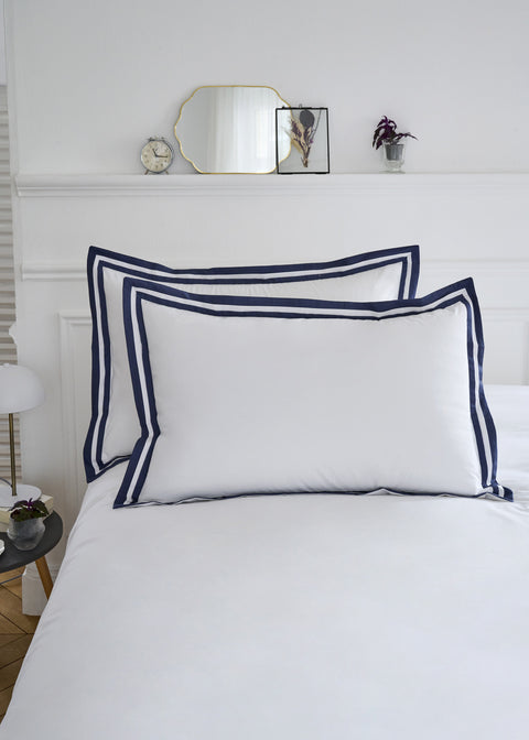 Set of rectangular pillowcases in white cotton with navy trim - Image 1