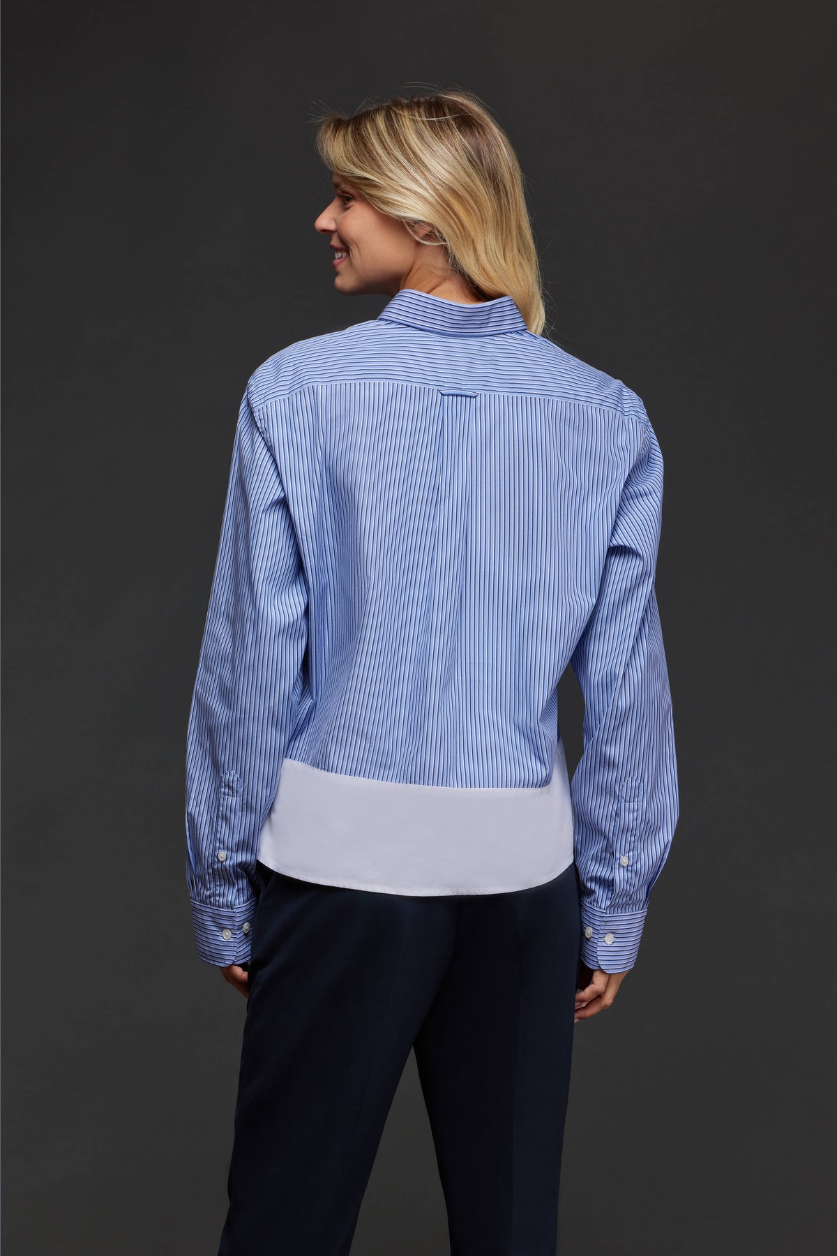 Chemise upcyclée Pap'Atelier en coton rayé bleu à empiècement blanc