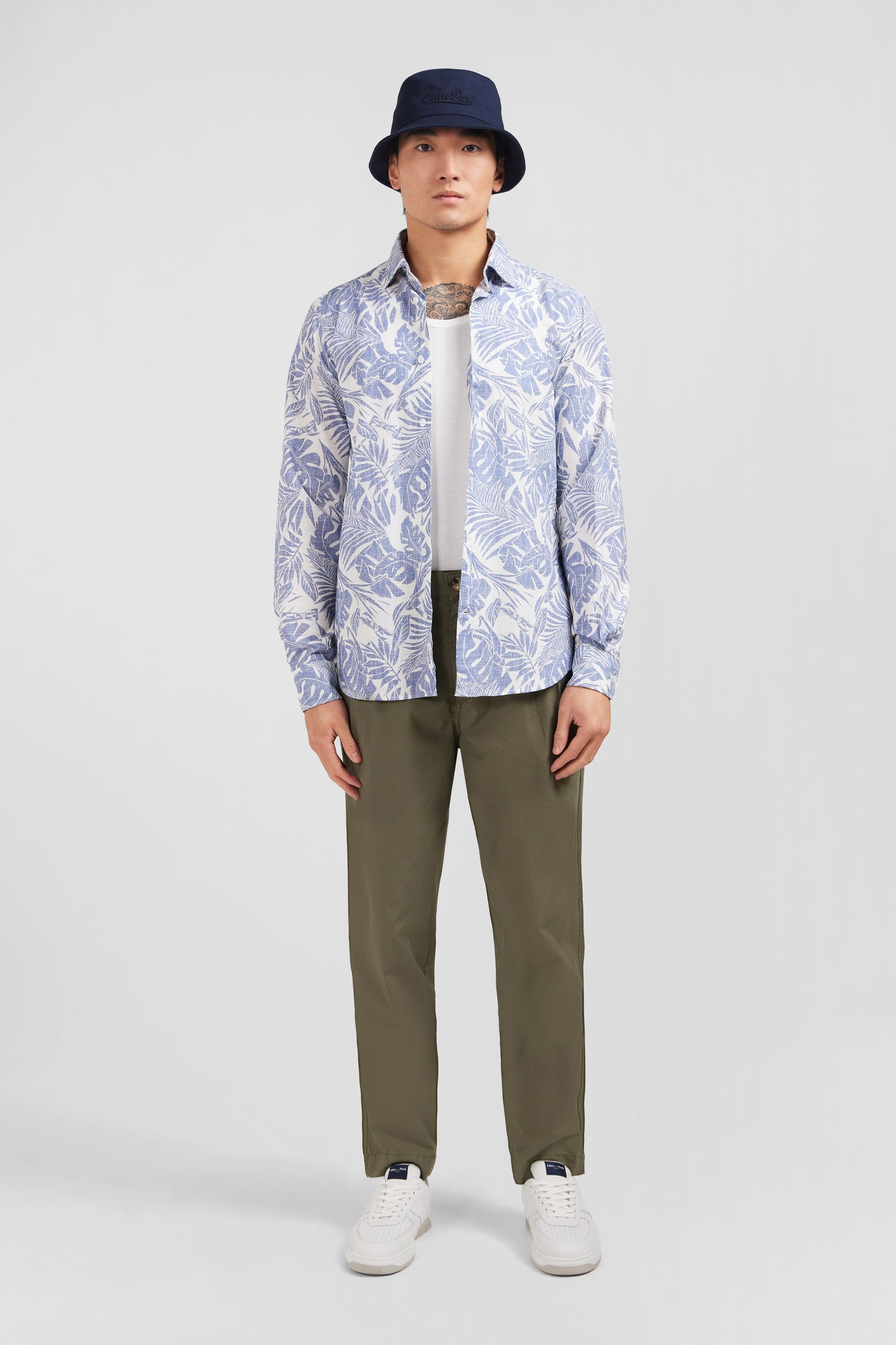 Shirt with an exclusive leaves print