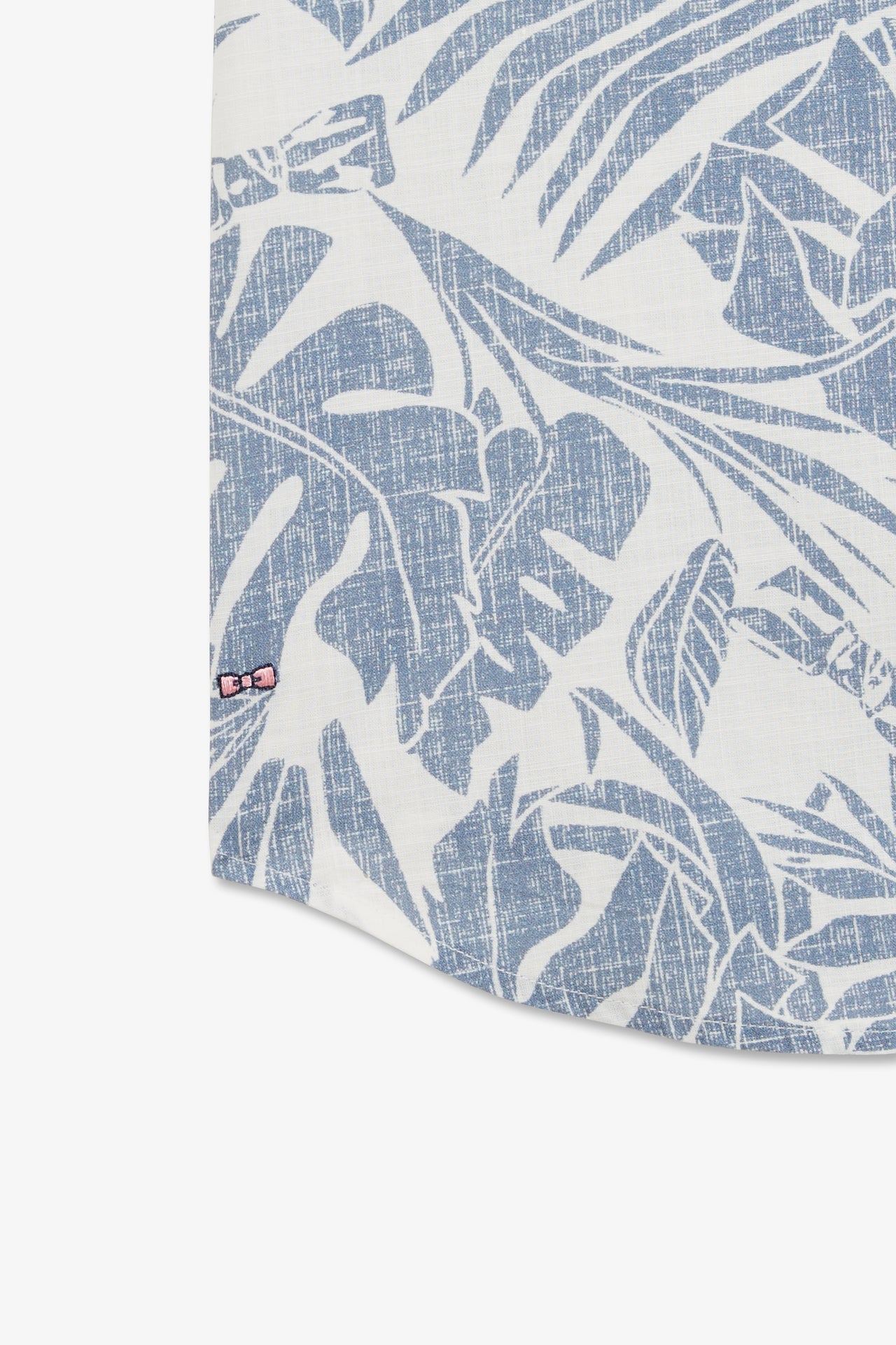 Shirt with an exclusive leaves print