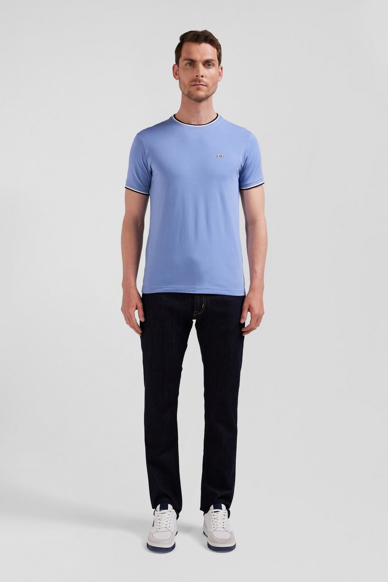 Plain blue short-sleeved T-shirt