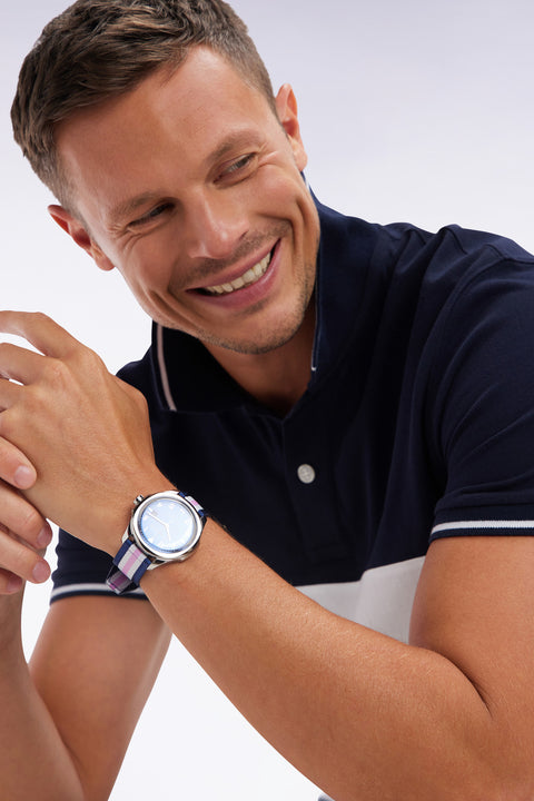 Quartz watch with blue background and tricolor NATO strap - Image 2