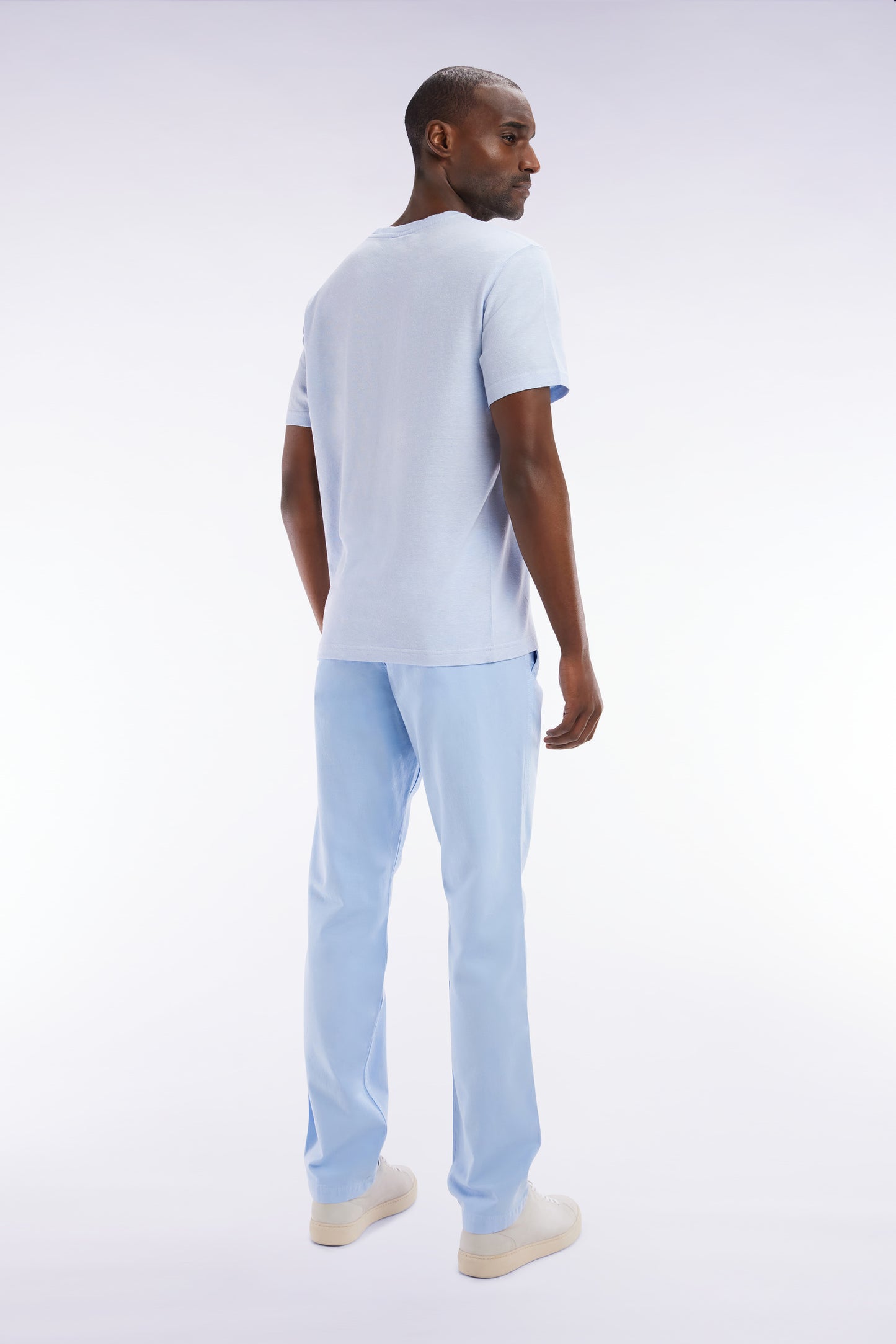 Pantalon chino sans pli en coton et lin stretch bleu ciel coupe droite