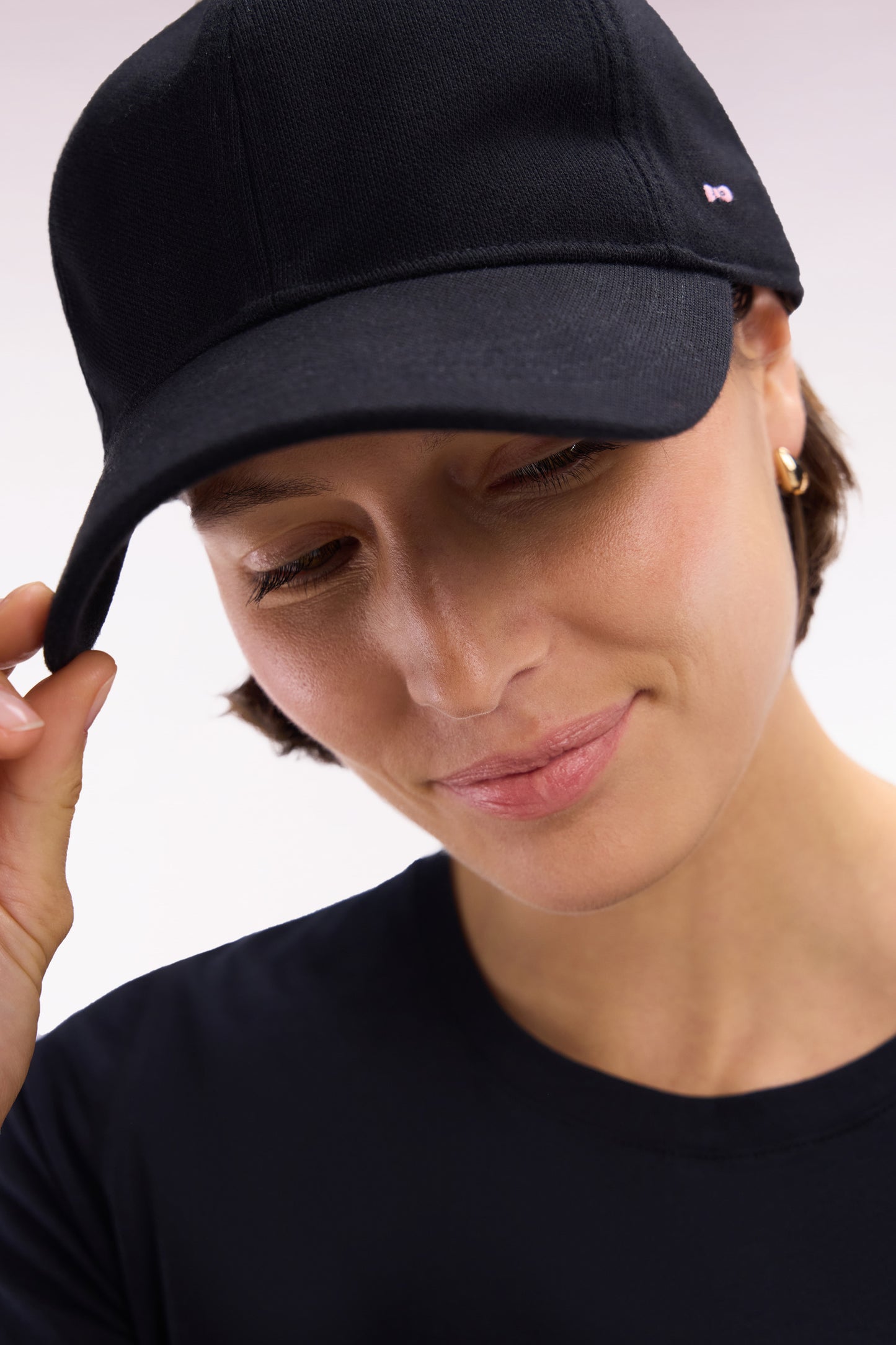 Black cotton piqué cap with bow tie embroidery