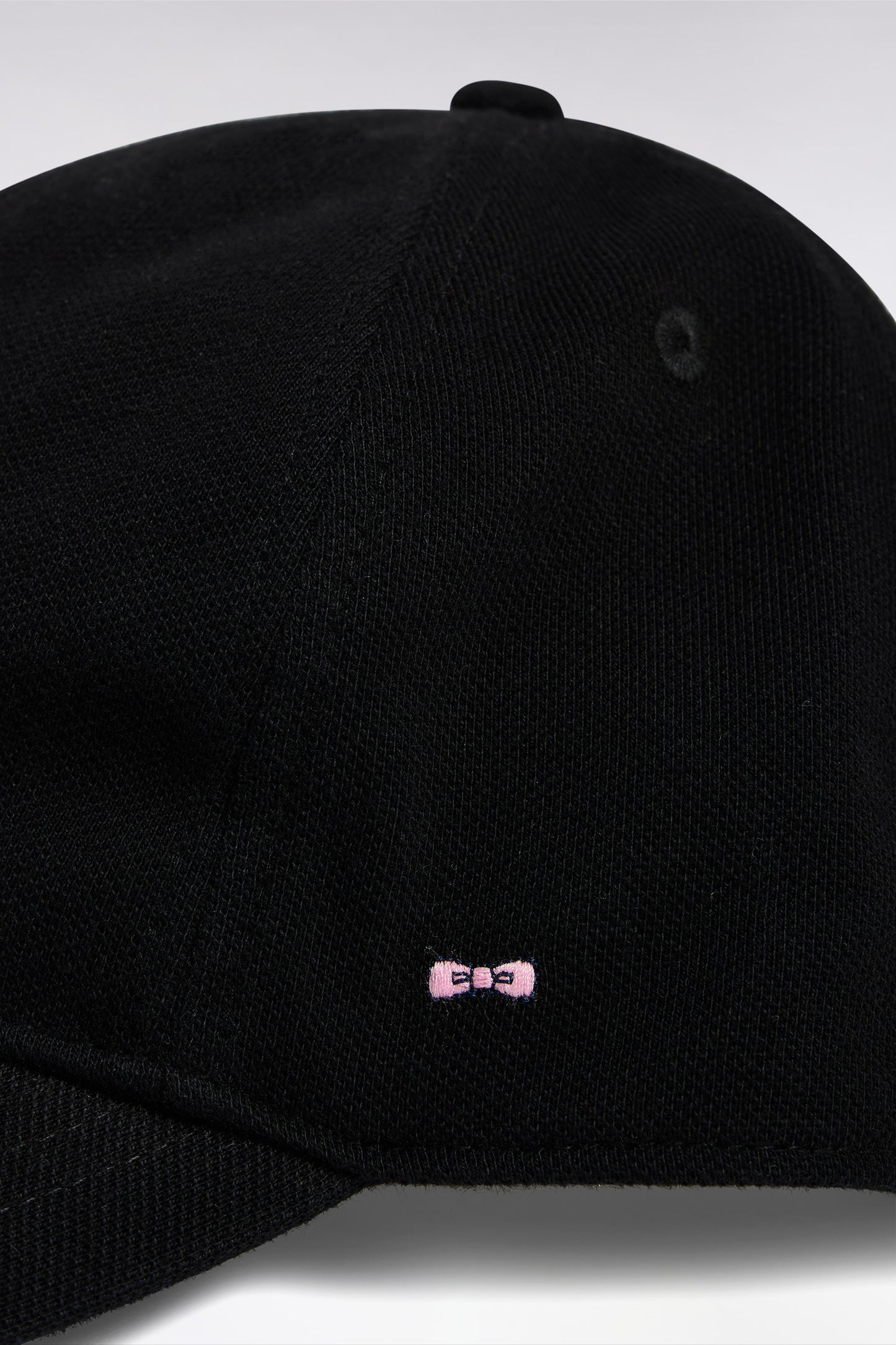 Black cotton piqué cap with bow tie embroidery
