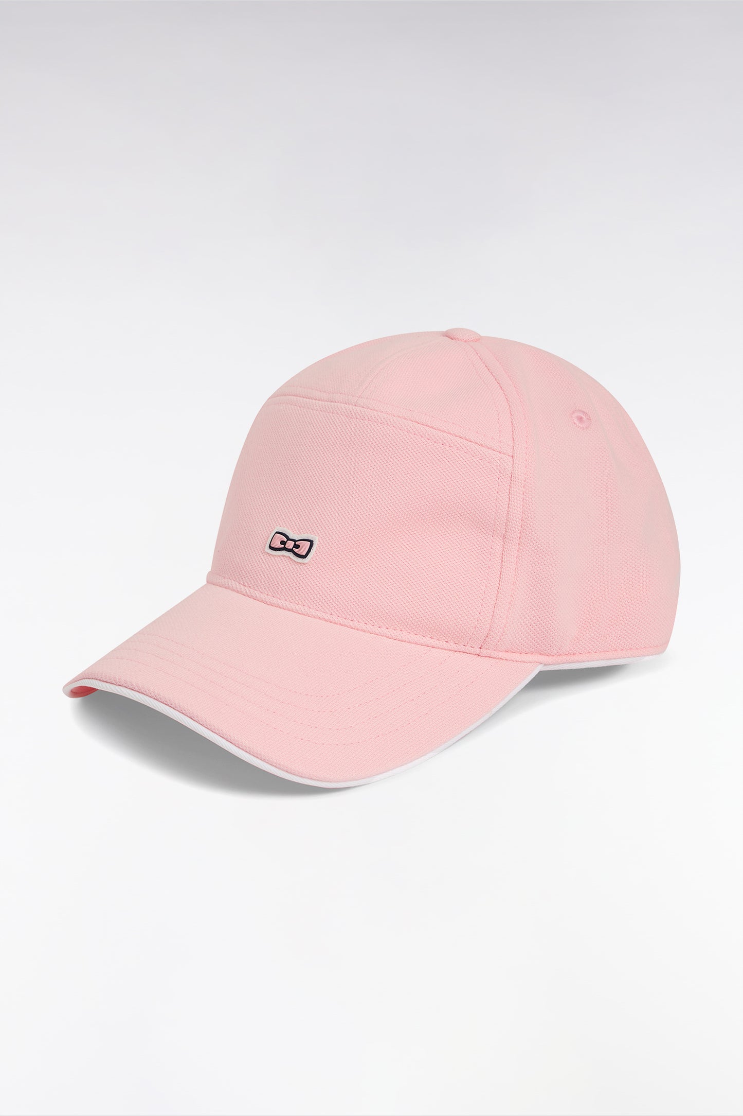 Casquette en piqué de coton rose badge gomme nœud papillon