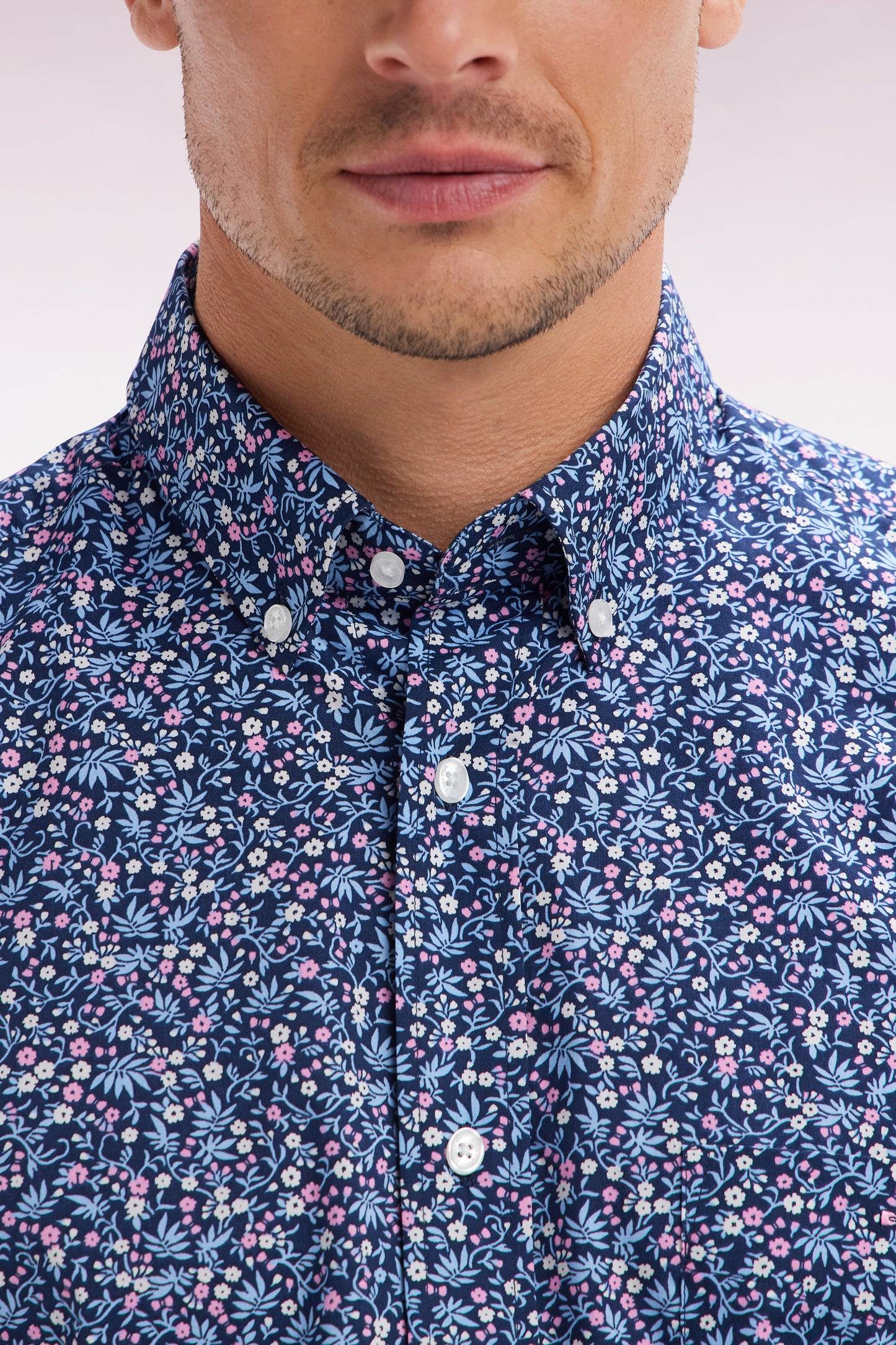 Chemise à manches courtes en coton marine microimprimé fleurs coupe droite