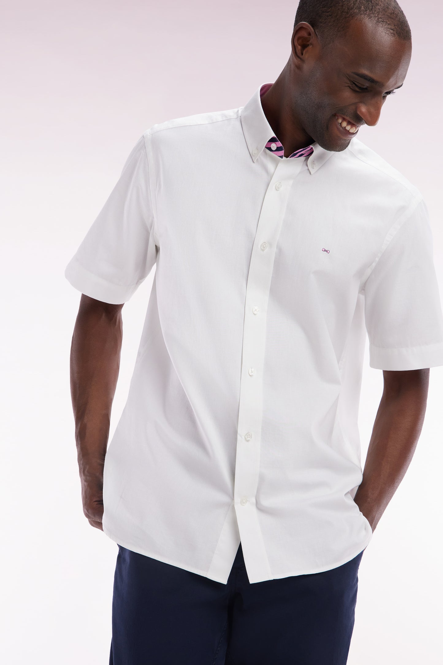 Straight short-sleeved white shirt in cotton with pink back embroidery