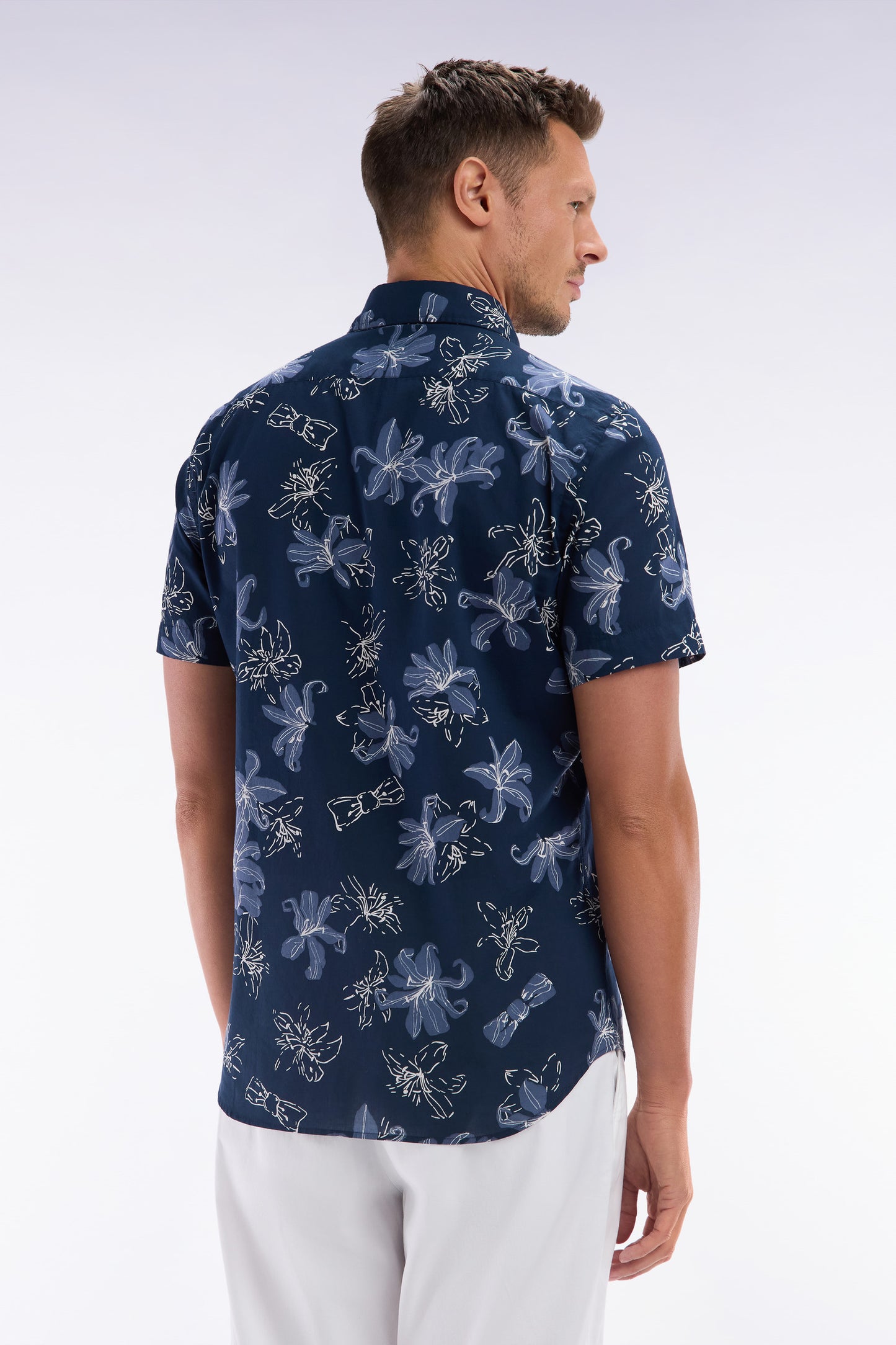 Chemise à manches courtes en coton marine imprimé fleurs coupe ajustée