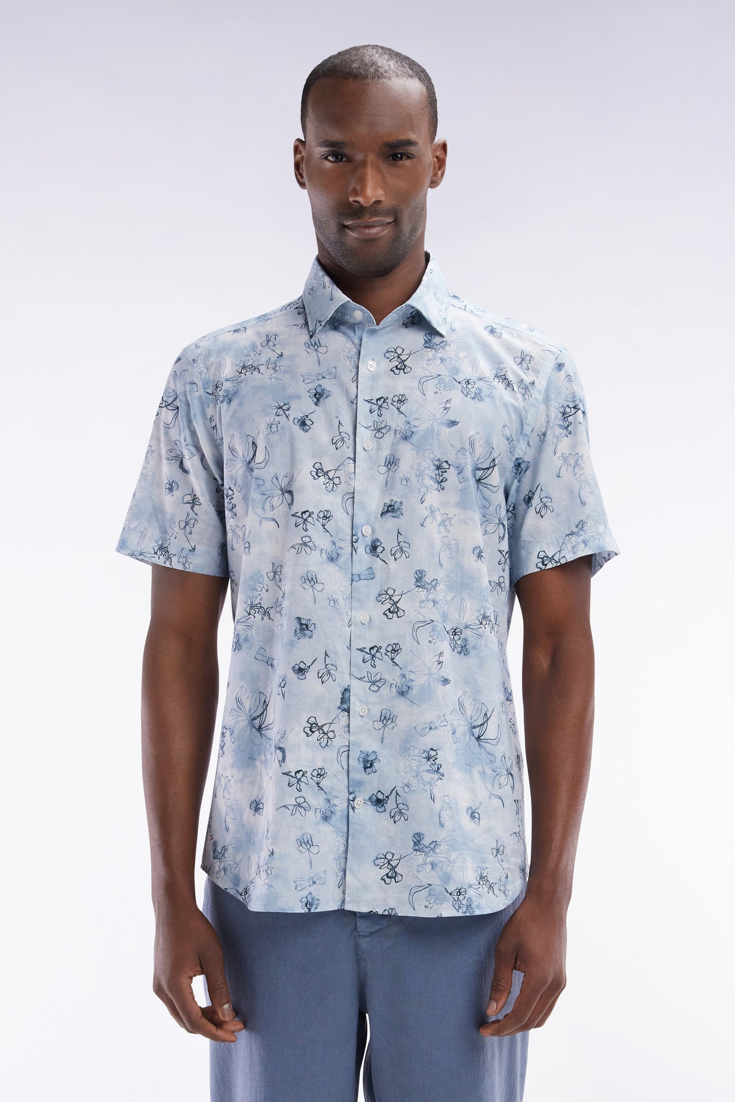 Slim-fit short-sleeved shirt in blue-grey cotton with a floral print