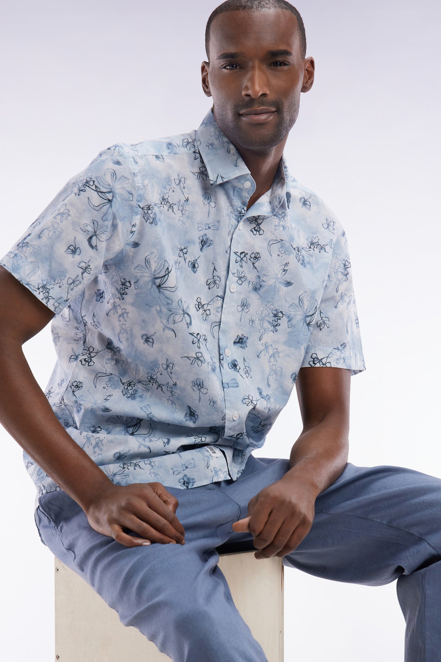 Slim-fit short-sleeved shirt in blue-grey cotton with a floral print