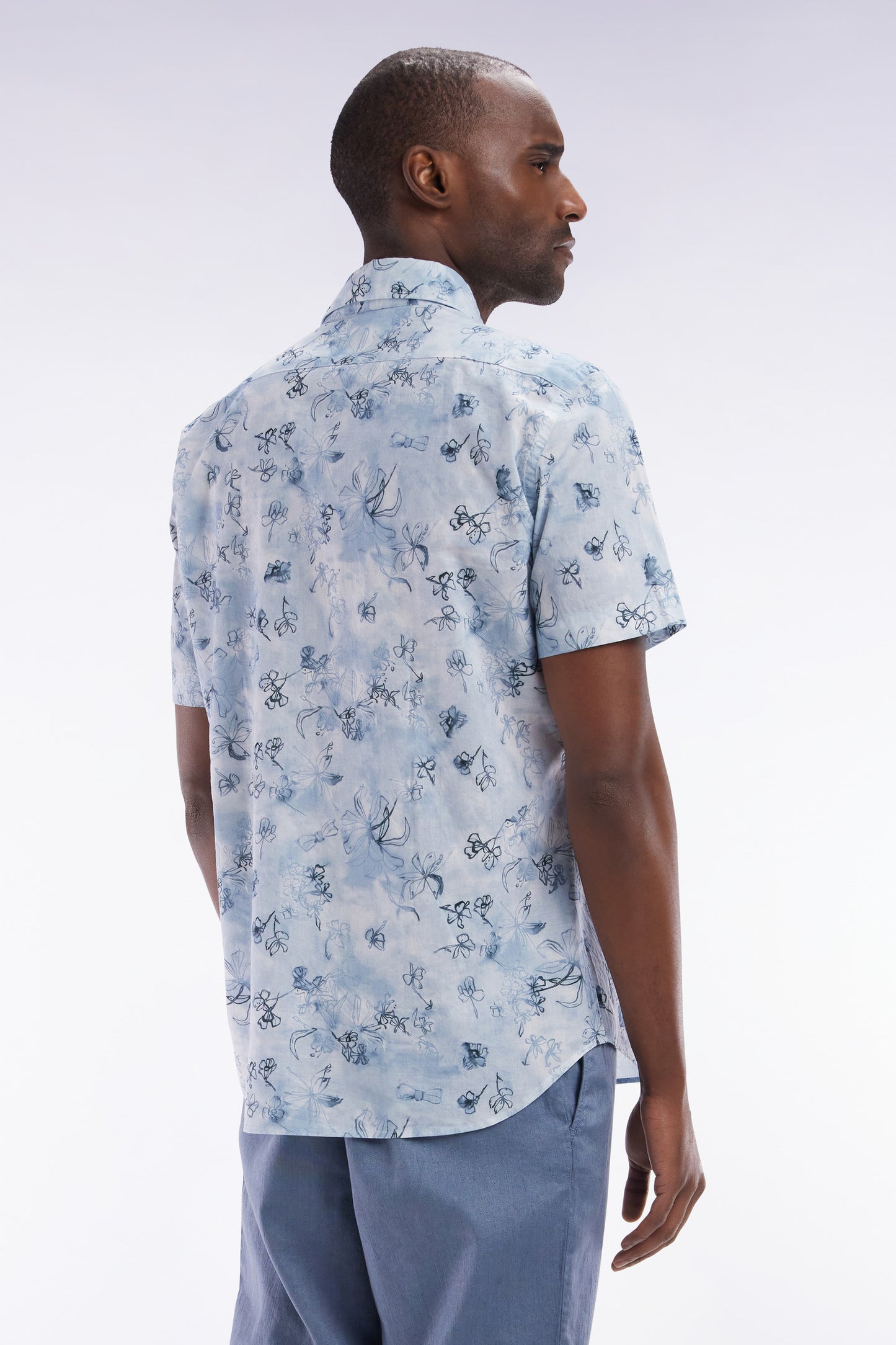 Chemise à manches courtes en coton bleu-gris à imprimé floral coupe ajustée