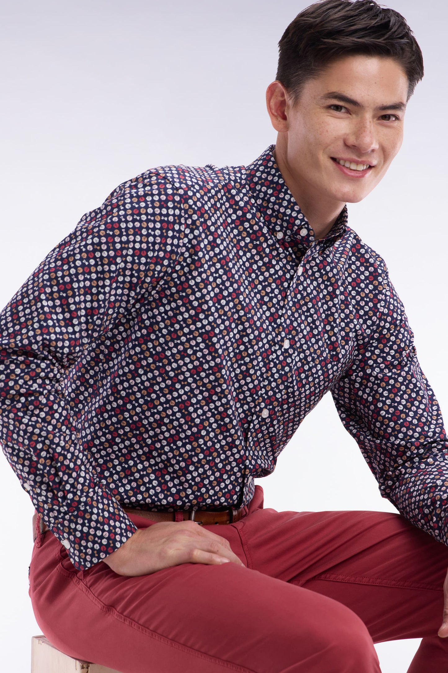 Straight-fit navy cotton poplin shirt with red microprint