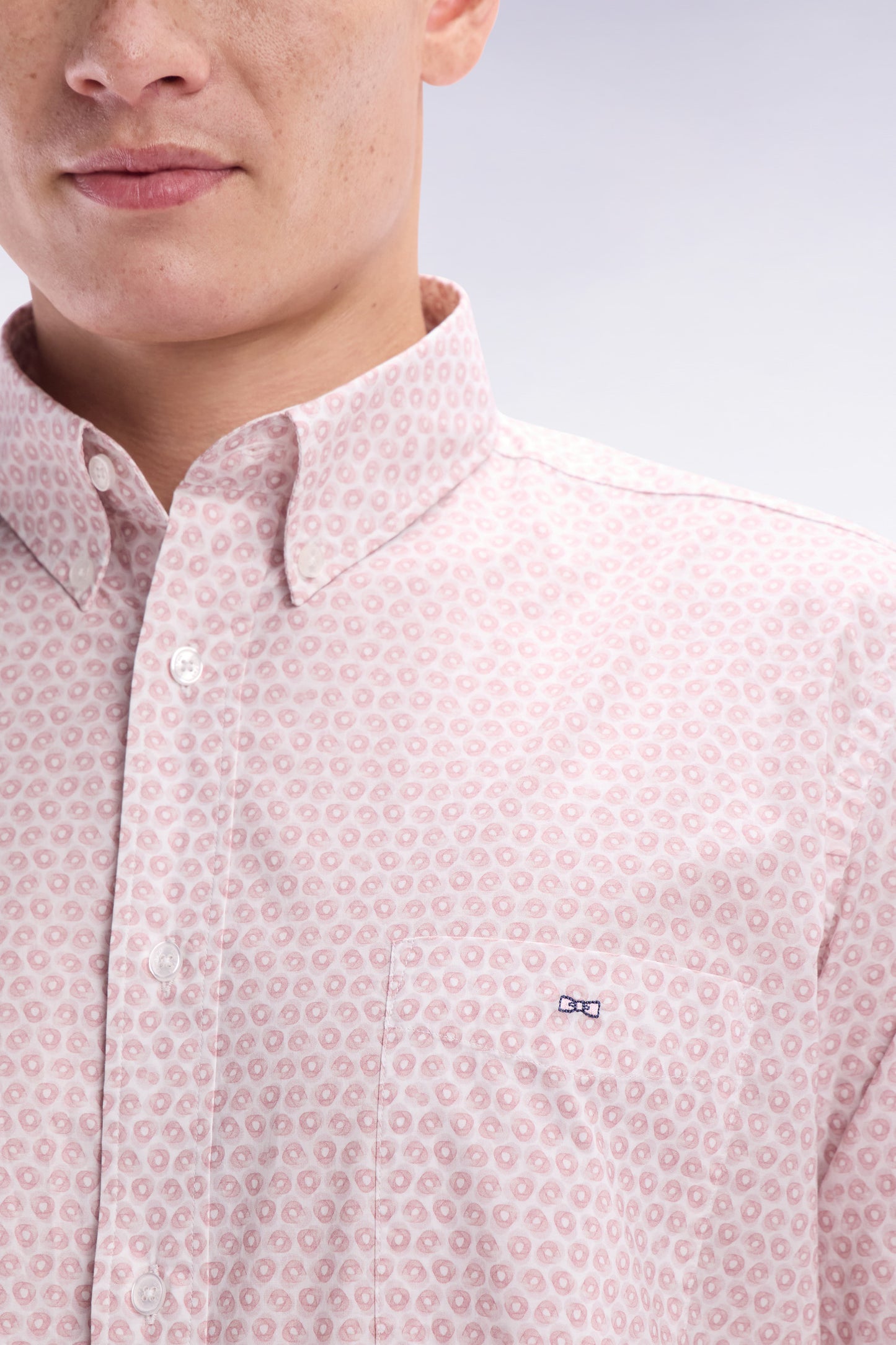 Straight-fit cotton poplin shirt with pink graphic microprint