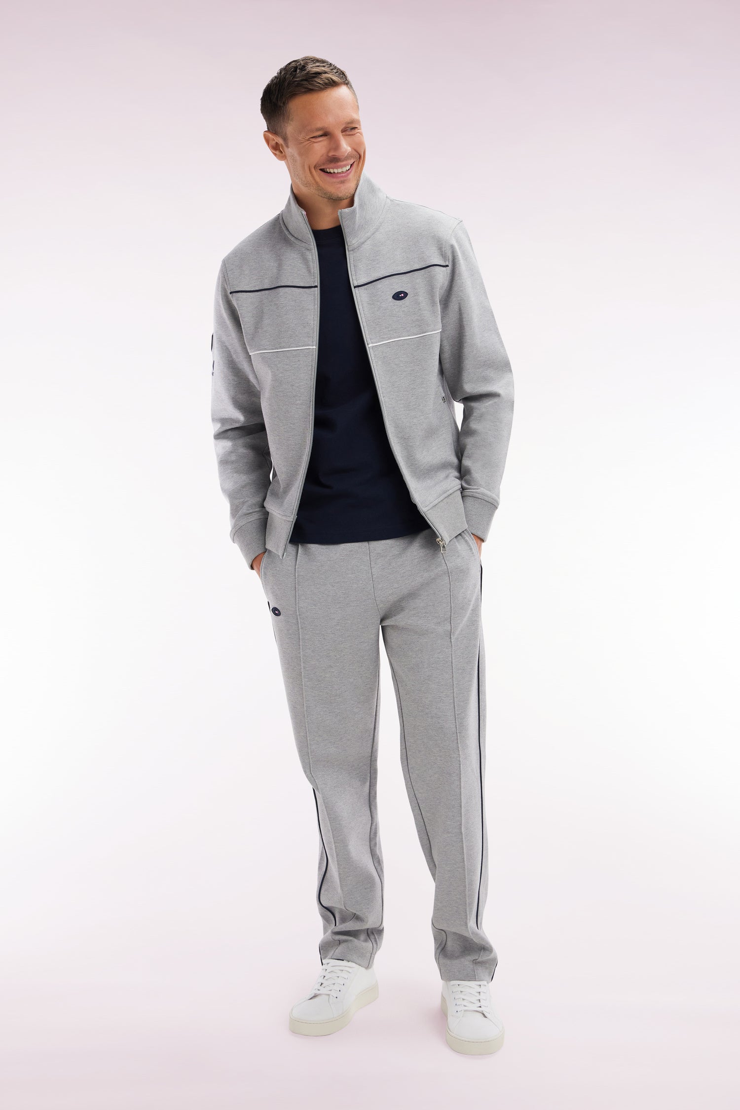 Pantalon jogging en molleton coton stretch gris passepoil marine coupe droite