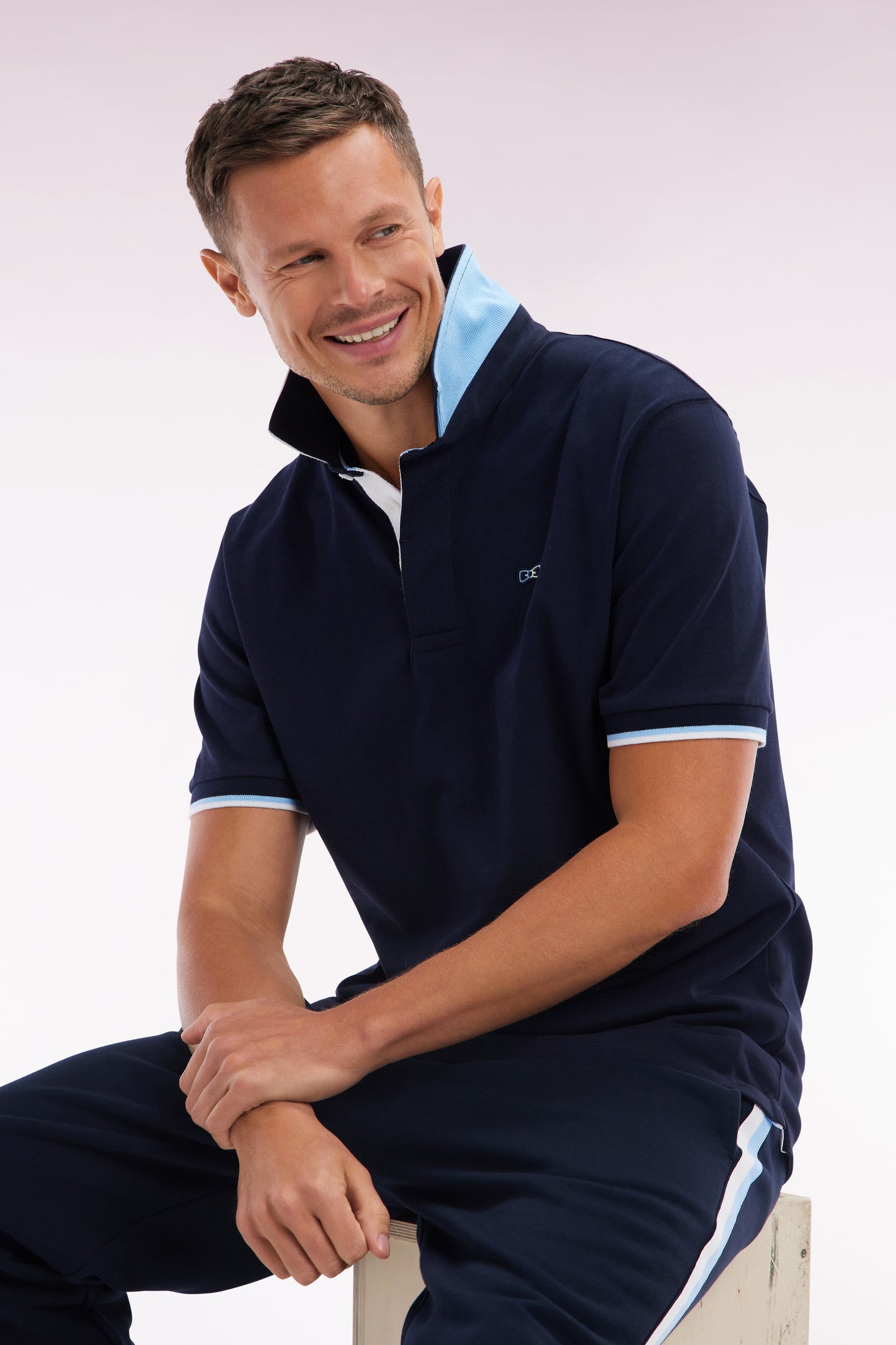 Relaxed-fit short-sleeved navy cotton jersey with two-tone collar