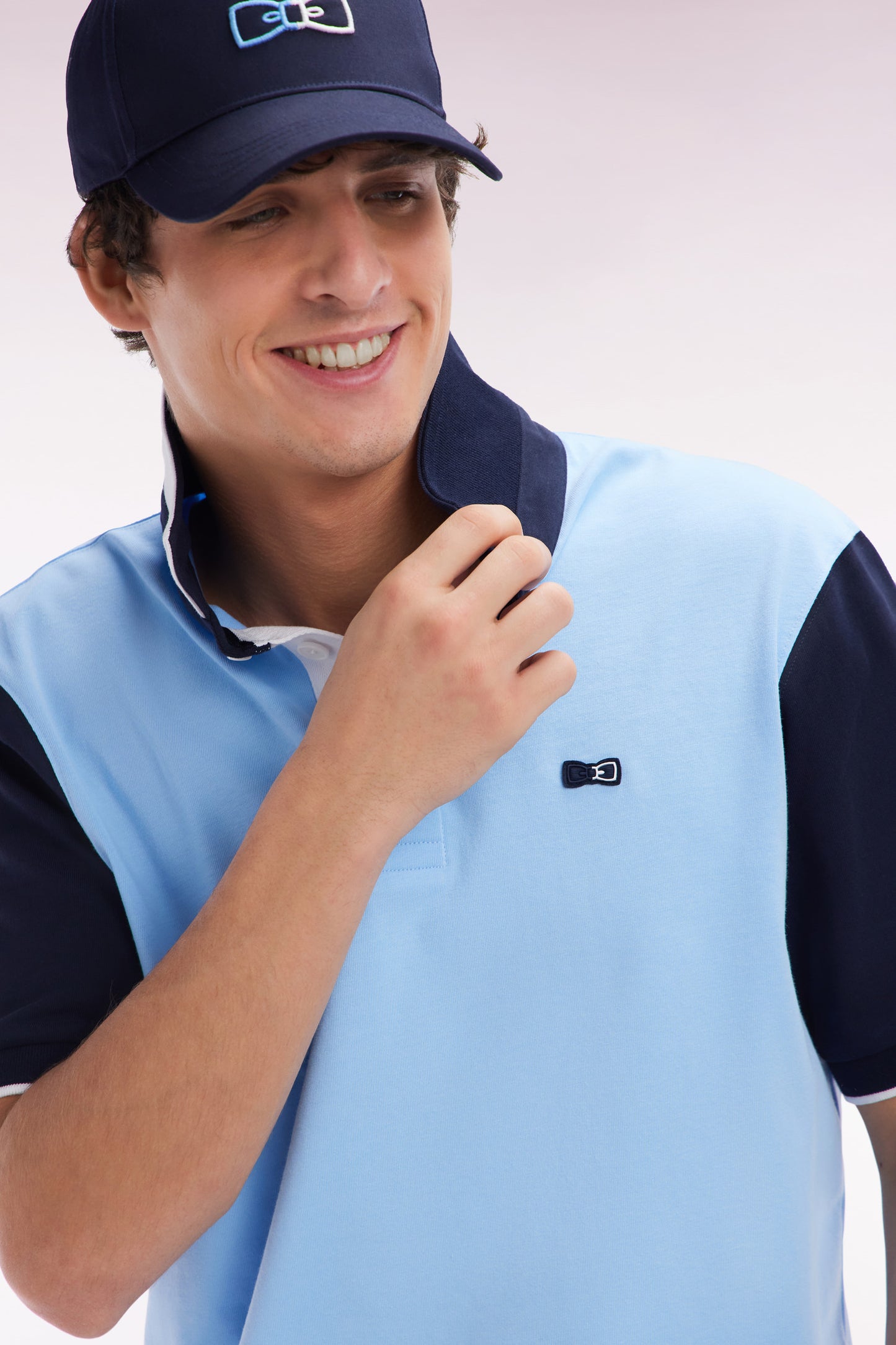 Relaxed-fit short-sleeved sky blue cotton jersey with two-tone collar