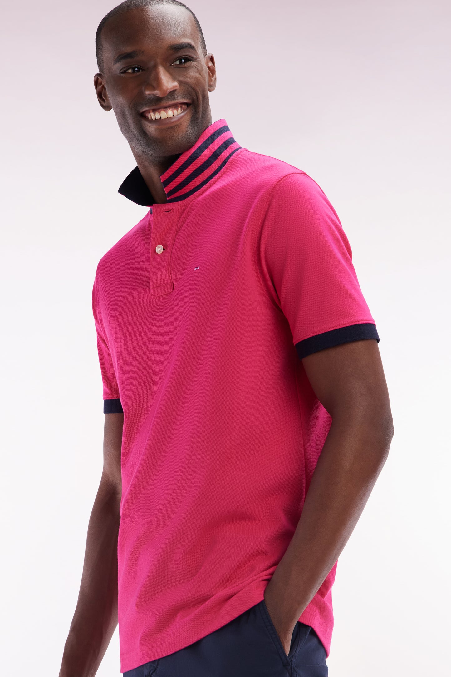 Polo à manches courtes en piqué de coton Pima fuchsia dessous de col cerclé coupe droite