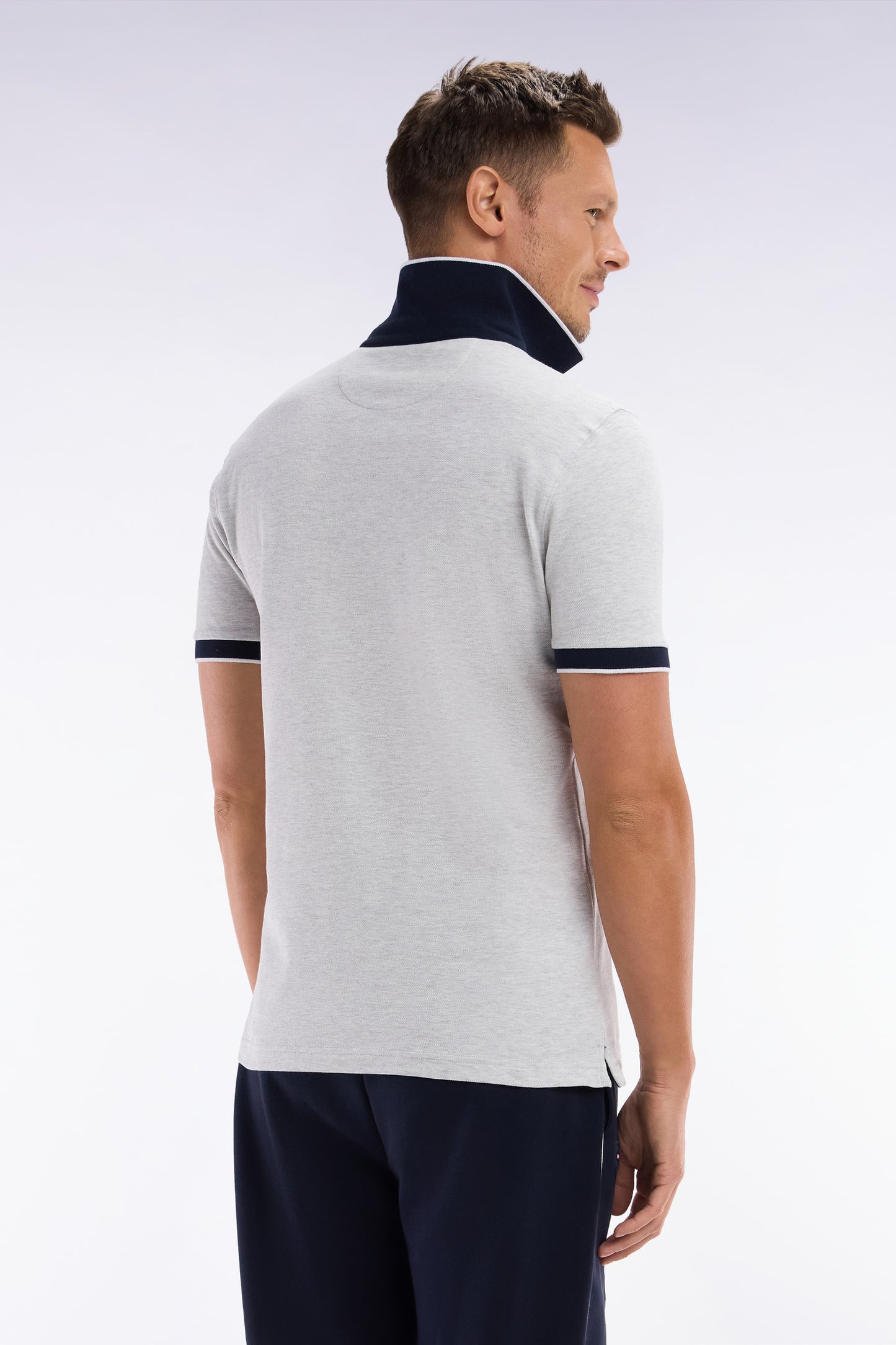 Polo uni à manches courtes en coton stretch gris passepoil contrasté coupe ajustée