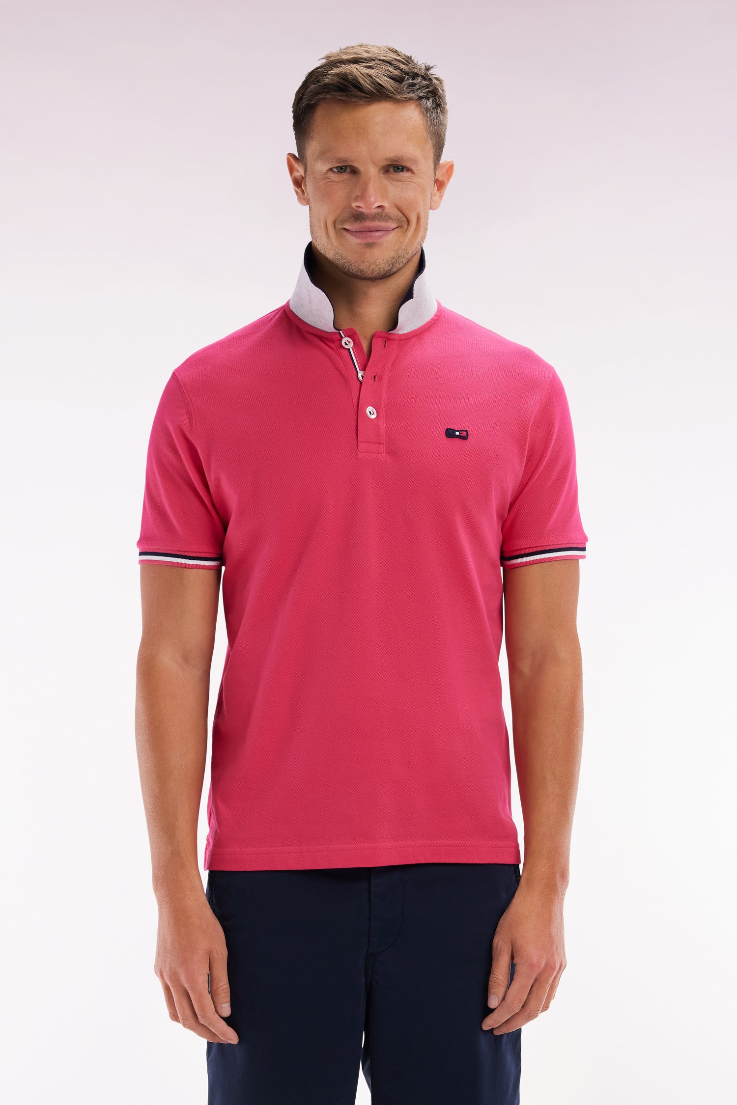 Polo à manches courtes en coton fuchsia col contrasté coupe droite