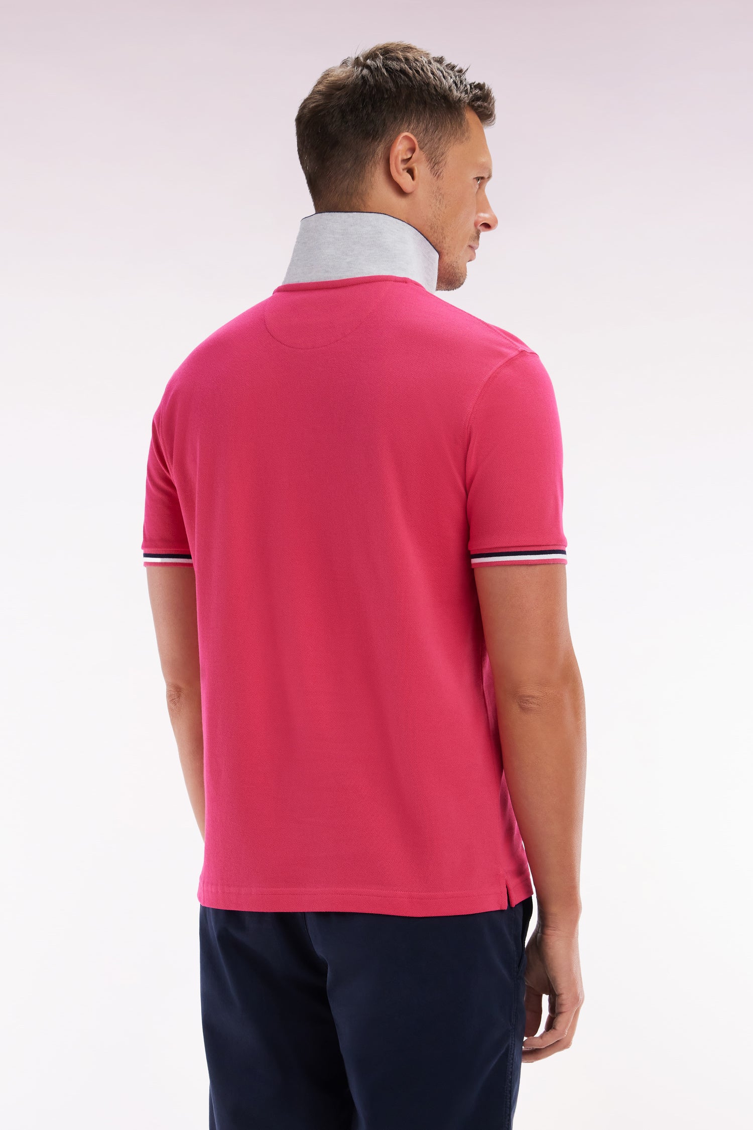 Polo à manches courtes en coton fuchsia col contrasté coupe droite