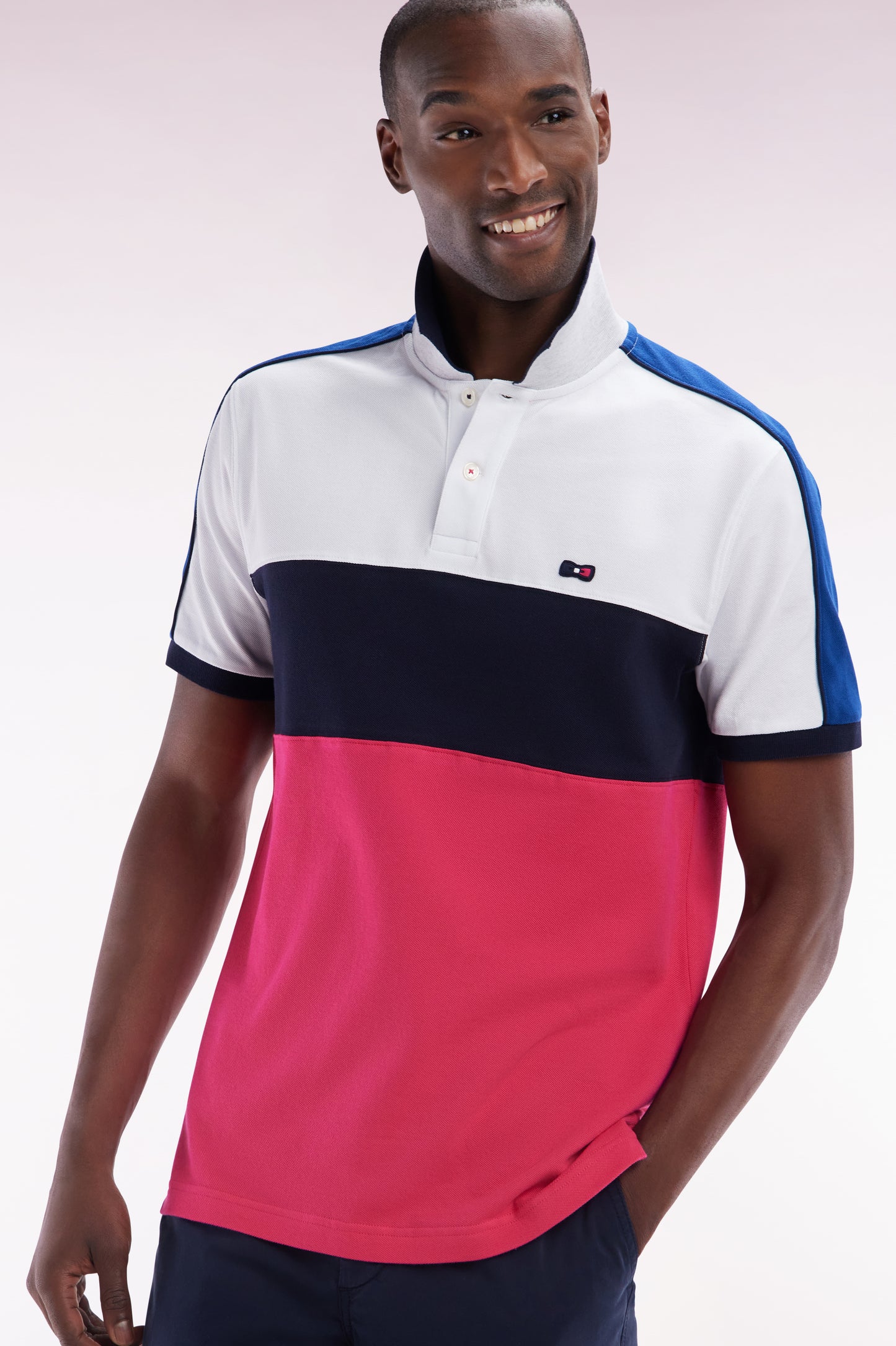 Polo à manches courtes en coton tricolore blanc marine et fuchsia coupe droite