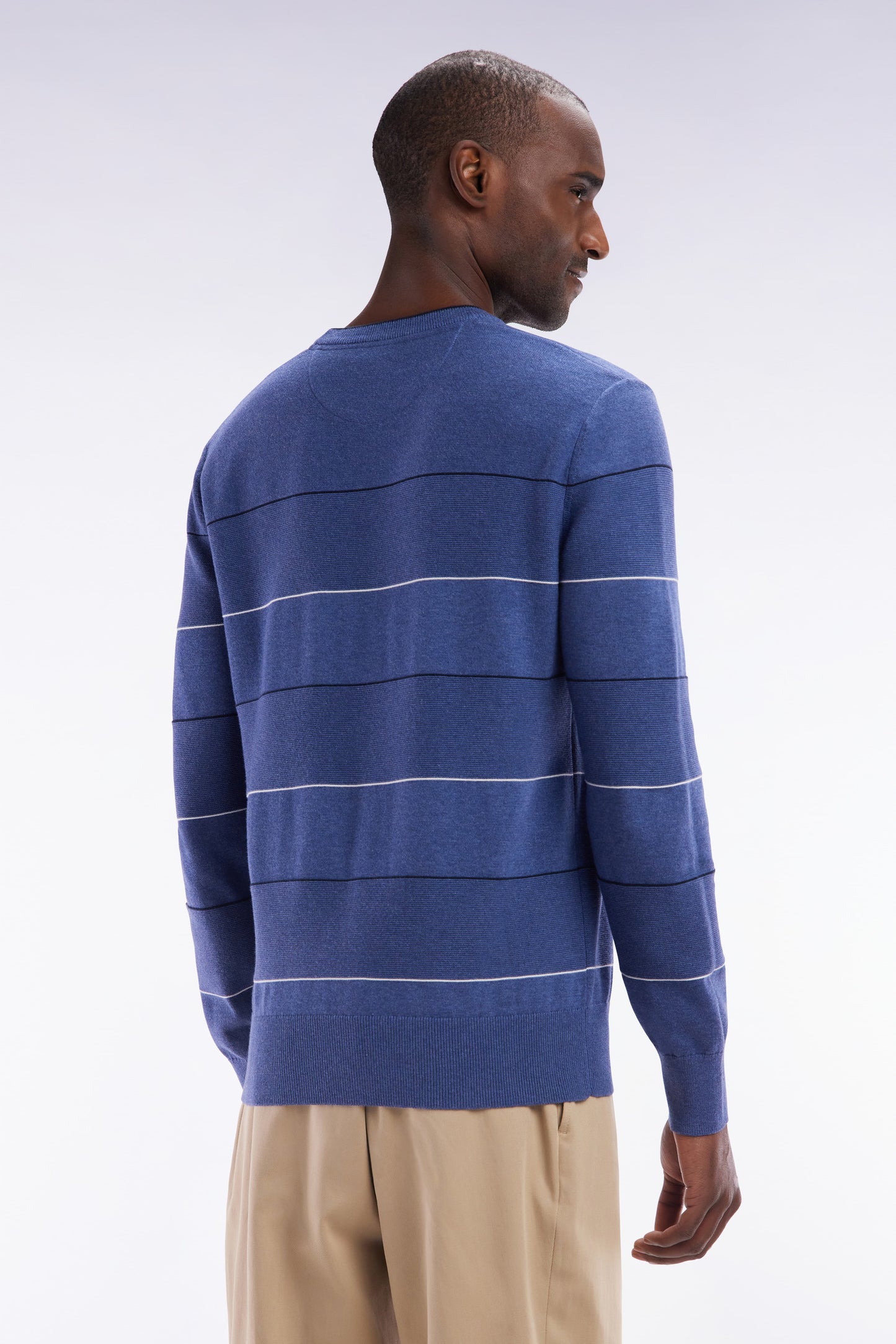 Pull col rond cerclé en coton bleu